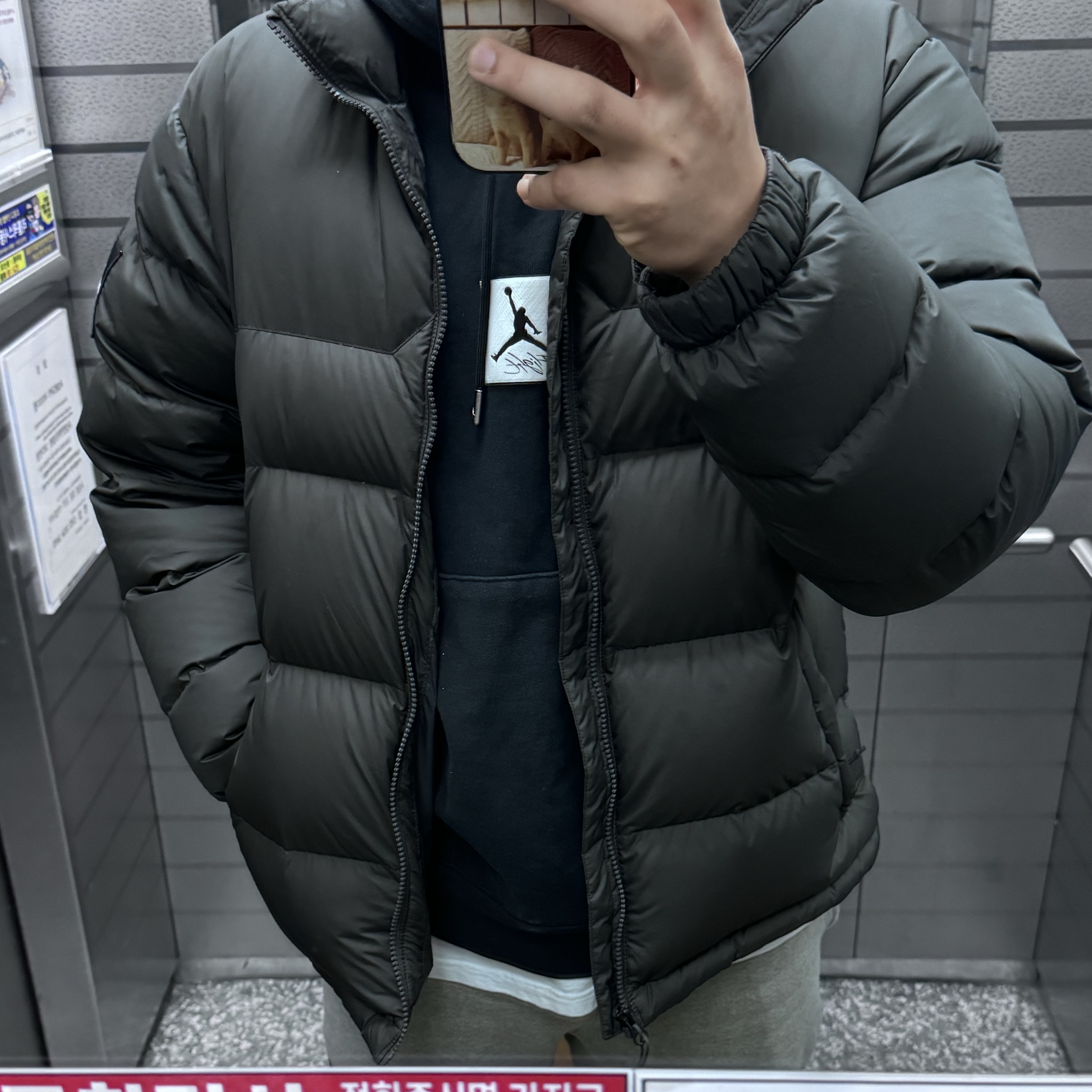 Nike Zoom Vomero 5 SP Vast Grey 2023, The North Face 1992 Nuptse Jacket Charcoal 착용 스타일 - 6
