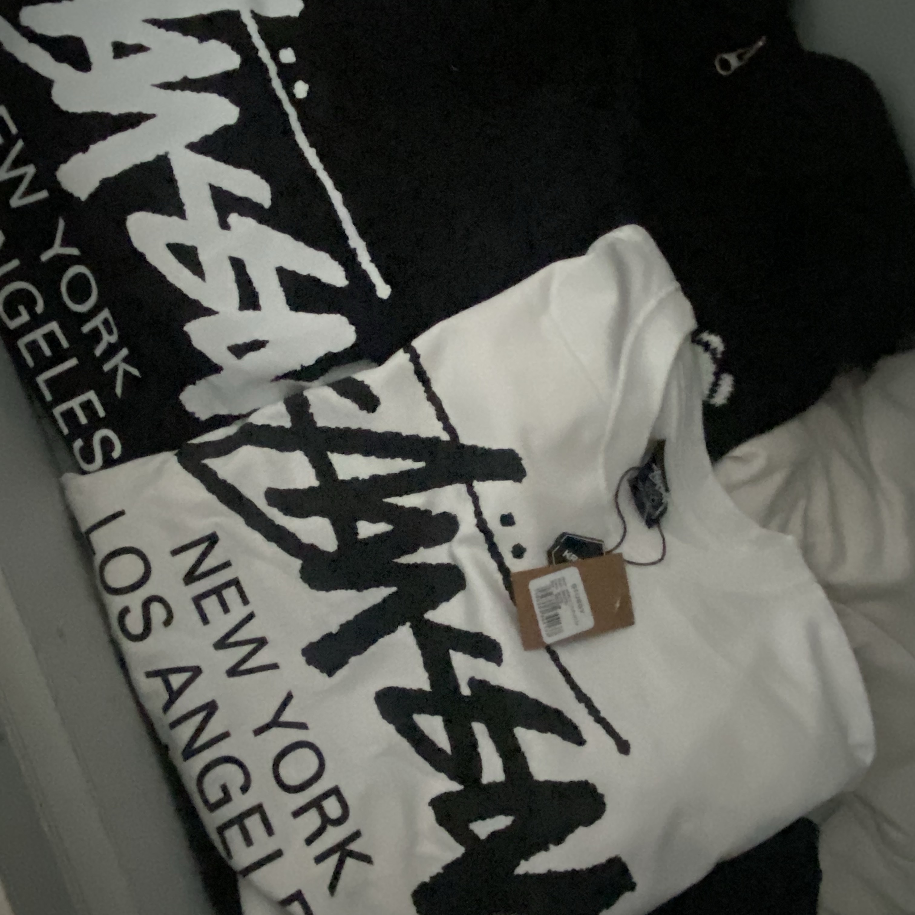 Stussy World Tour LS T-Shirt Black 2023, Stussy World Tour LS T-Shirt White 2023 착용 스타일 - 1