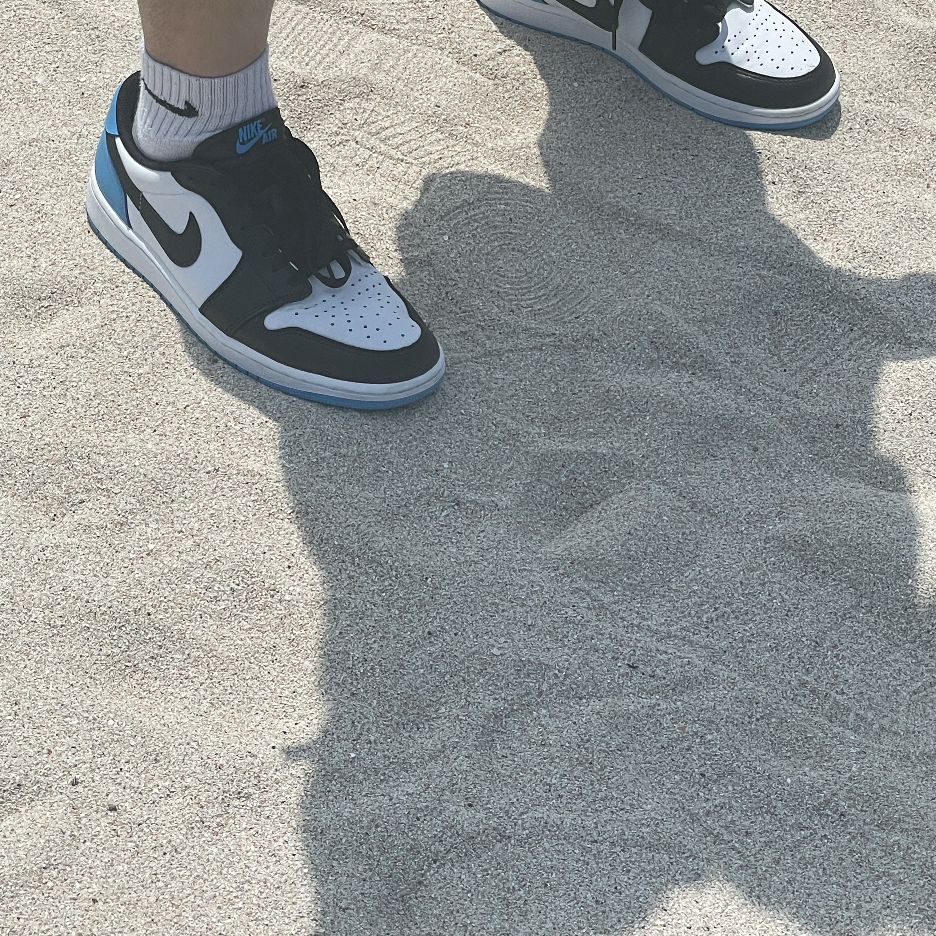 Jordan 1 Retro Low OG Black and Dark Powder Blue 착용 스타일