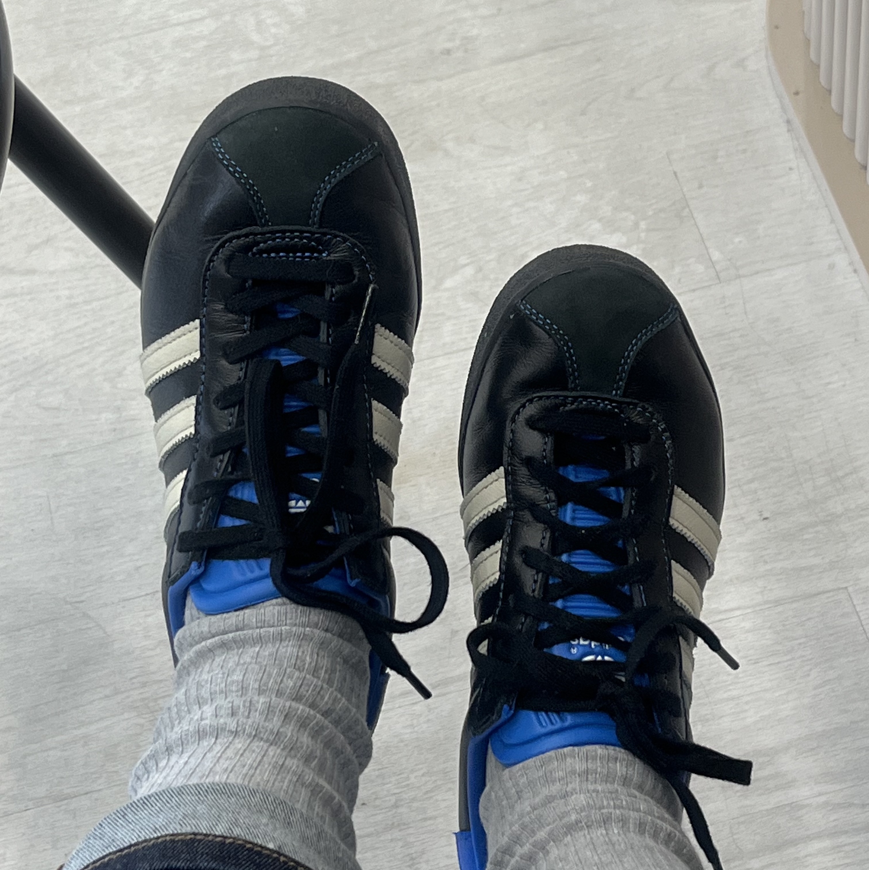Adidas x Atmos Gazelle 85 Core Black Blue Bird 착용 스타일
