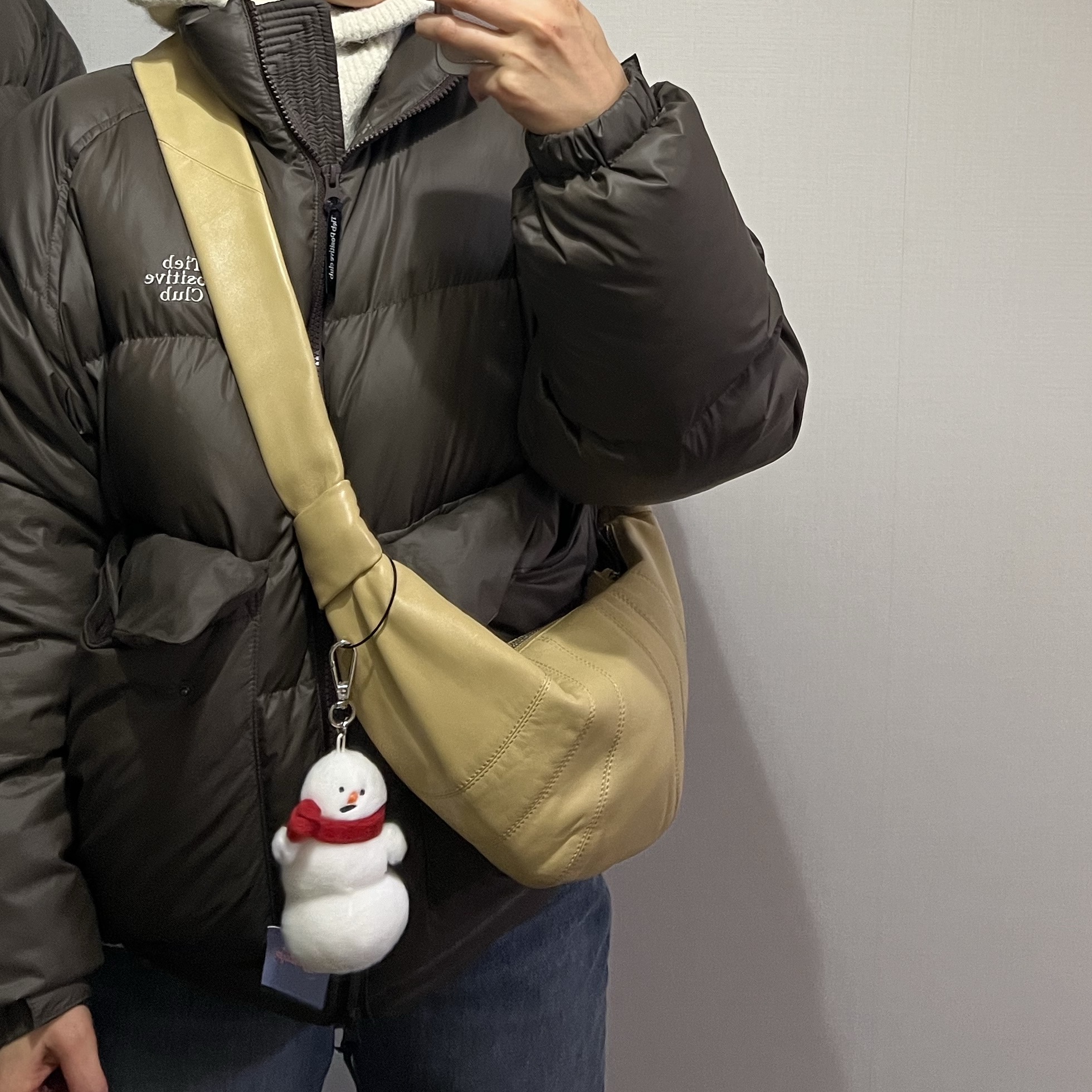 Lemaire Small Croissant Bag Soft Nappa Leather Dune 착용 스타일