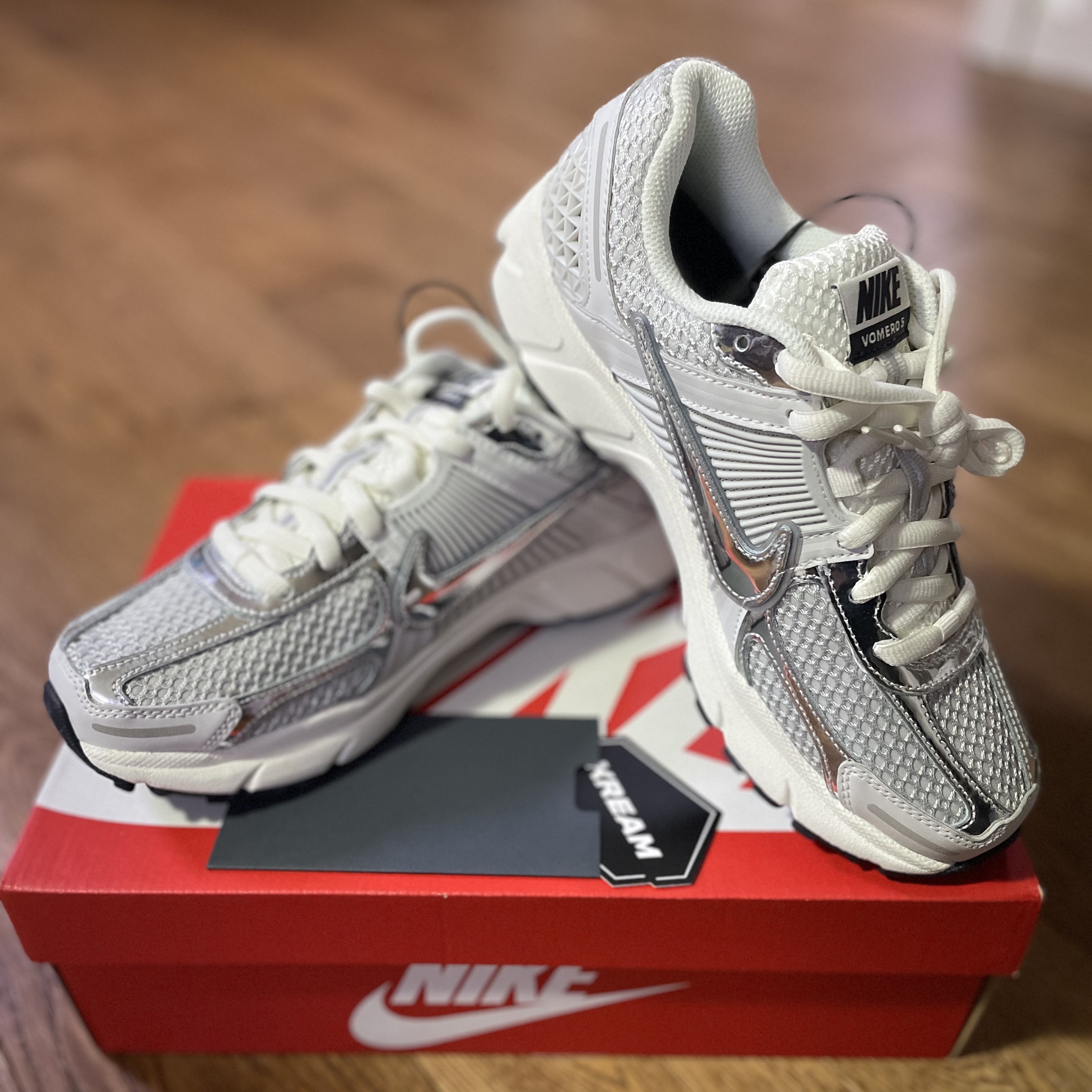 (W) Nike Zoom Vomero 5 Photon Dust and Metallic Silver 착용 스타일