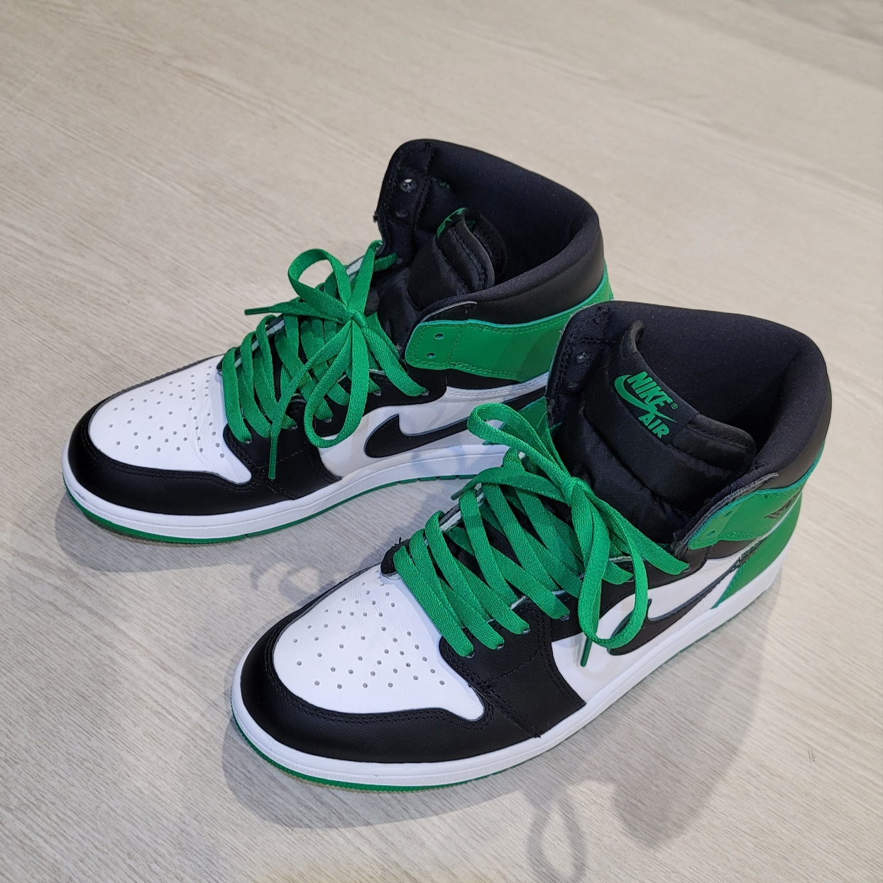 Jordan 1 Retro High OG Black and Lucky Green 착용 스타일