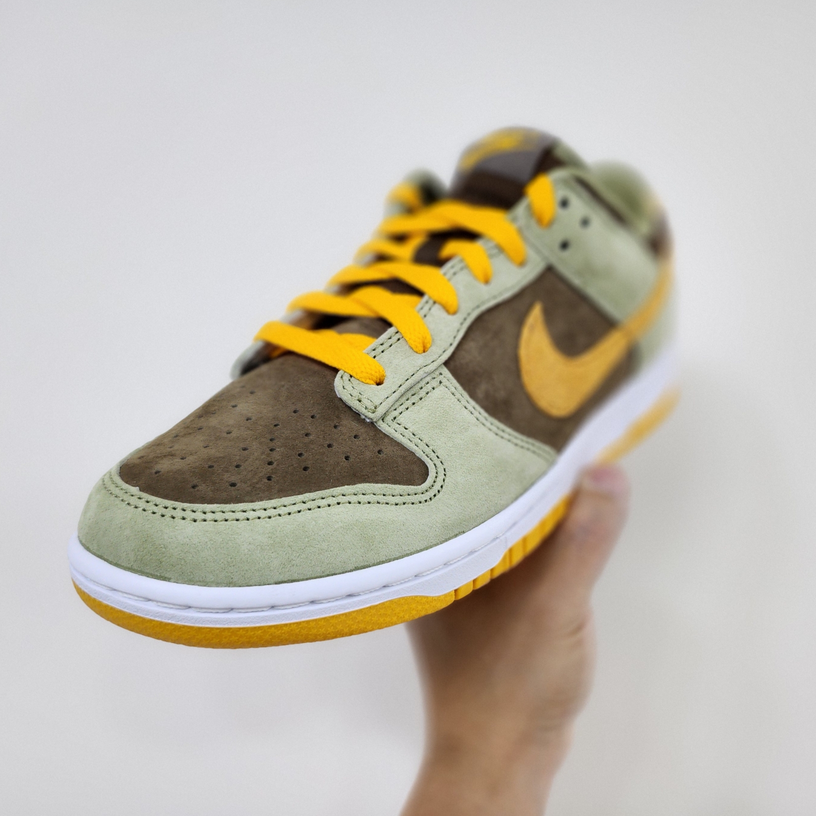 Nike Dunk Low SE Dusty Olive 착용 스타일 - 1