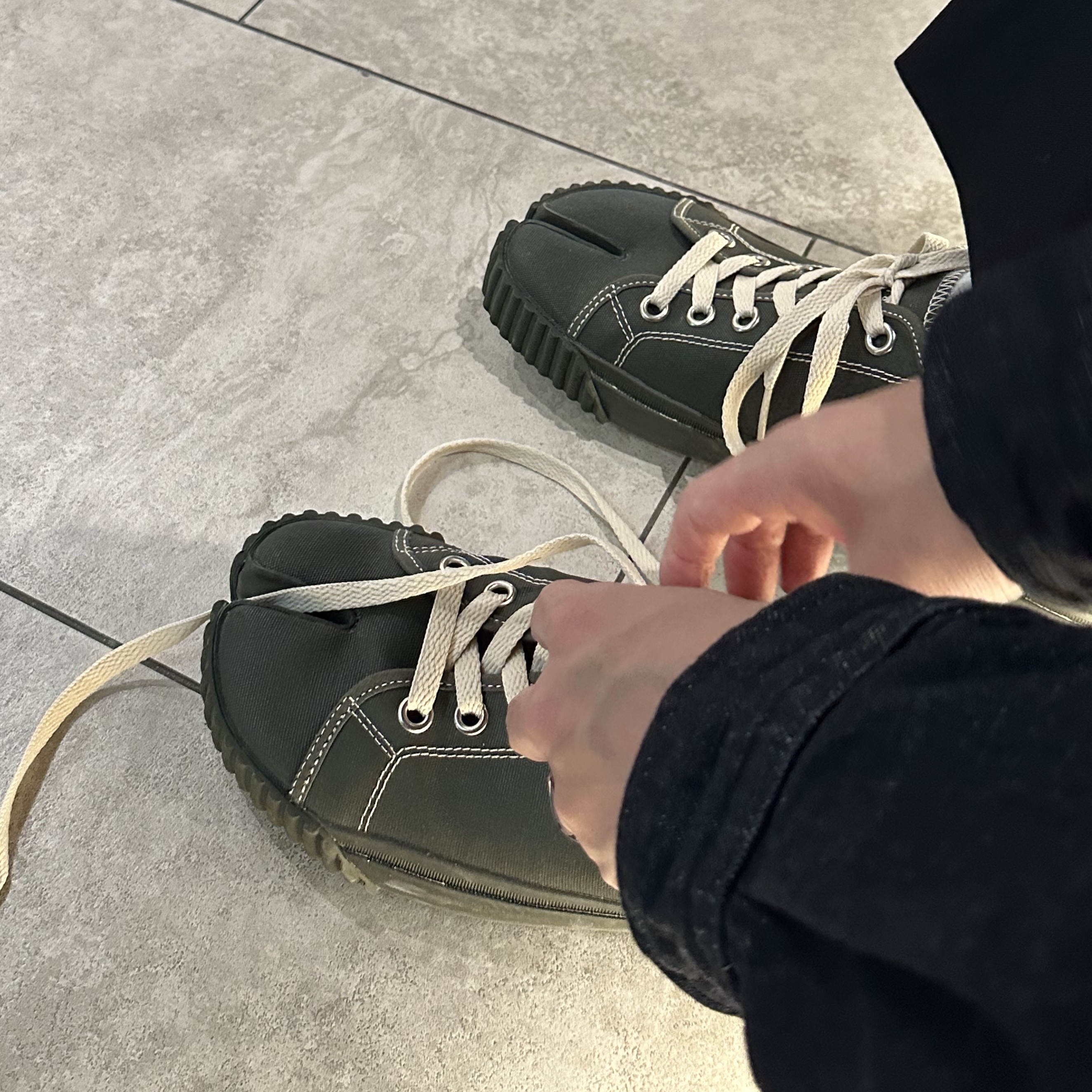 Maison Margiela Tabi Low Canvas Sneakers Dark Green 착용 스타일 - 1