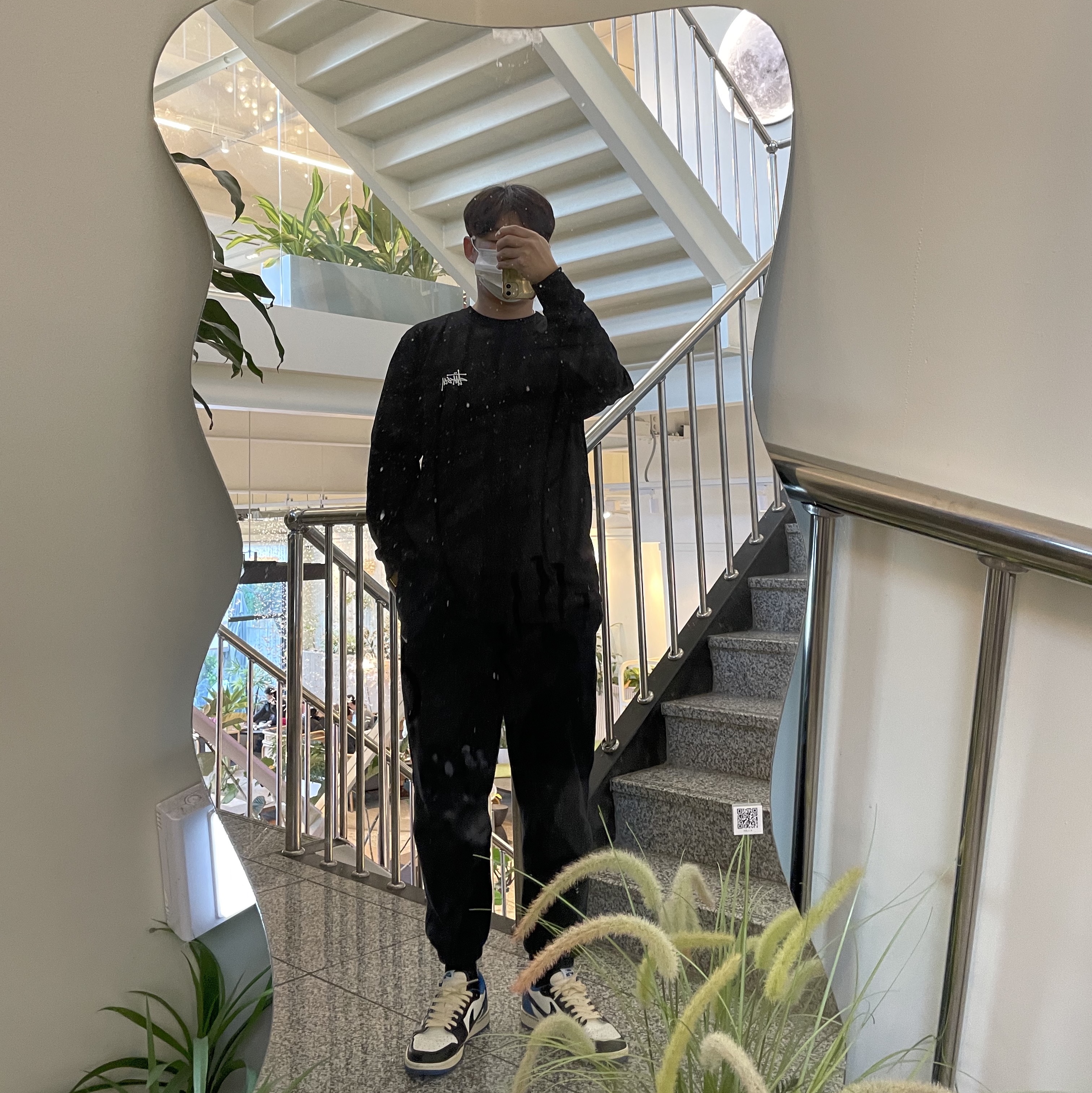 Stussy Basic Stussy LS T-Shirt Black, Stone Island 31019 Nylon Metal in Econyl Regenerated Nylon Pants Black - 23FW 착용 스타일