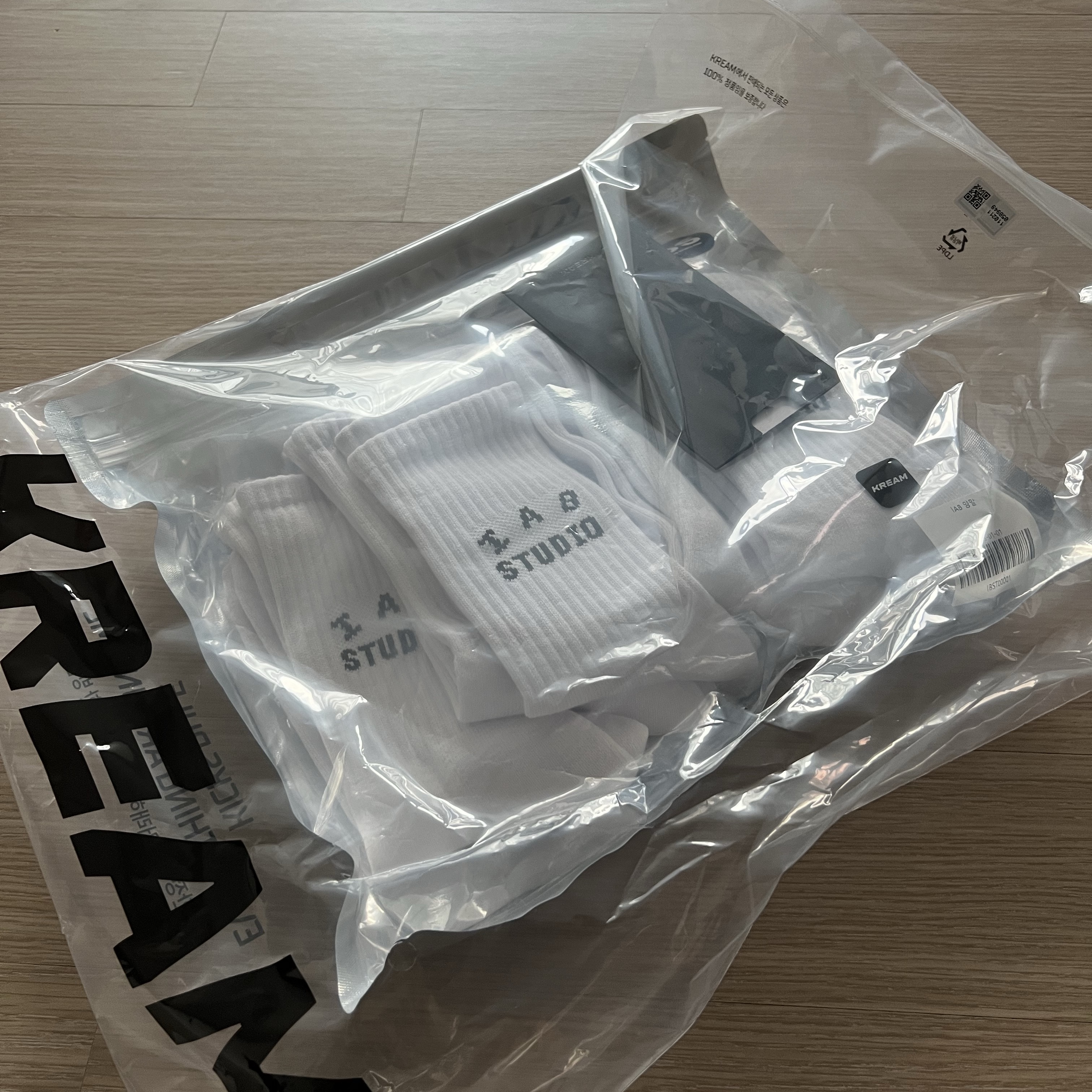 IAB Studio Socks White (5 Pack) 착용 스타일