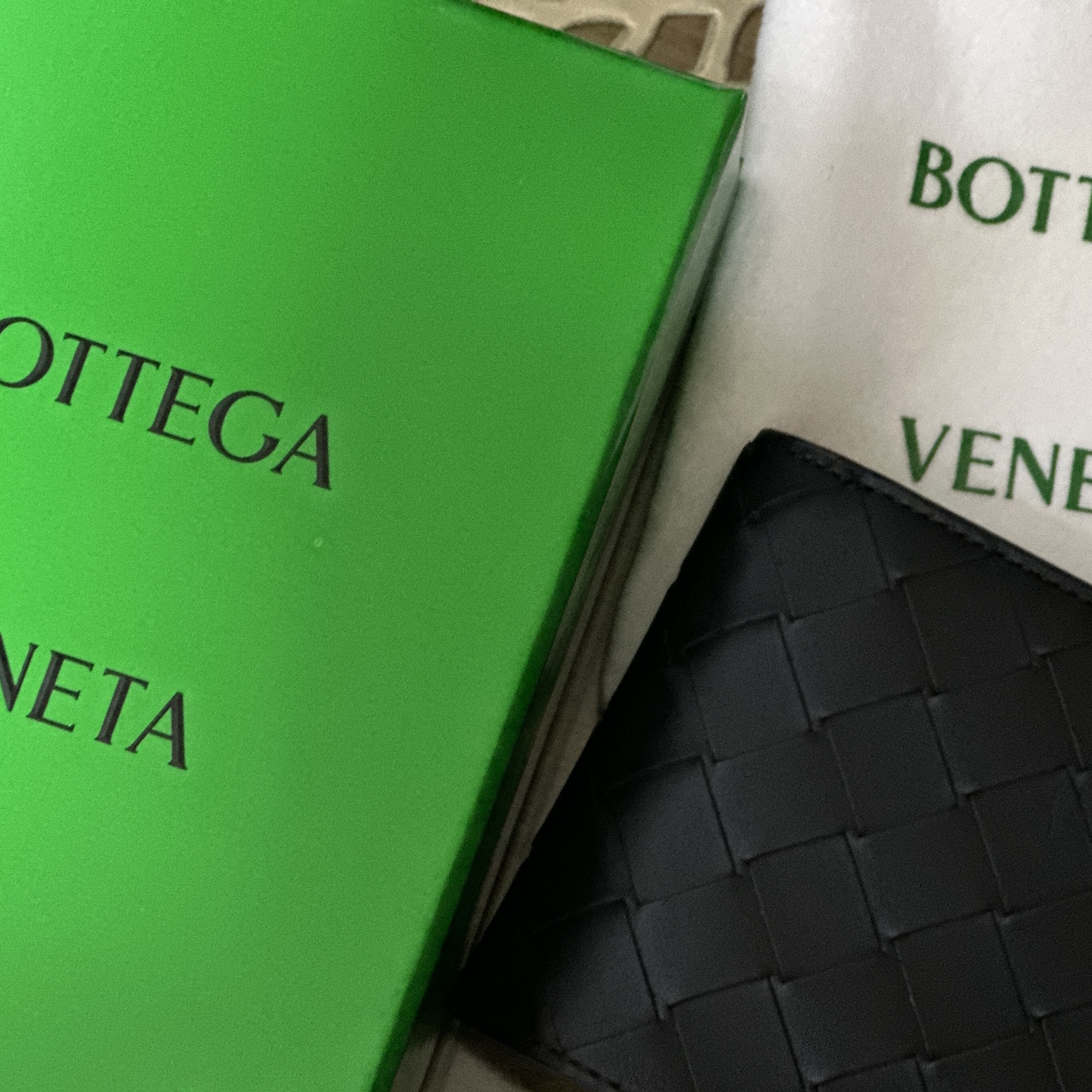 Bottega Veneta Bi-Fold Wallet Black 착용 스타일