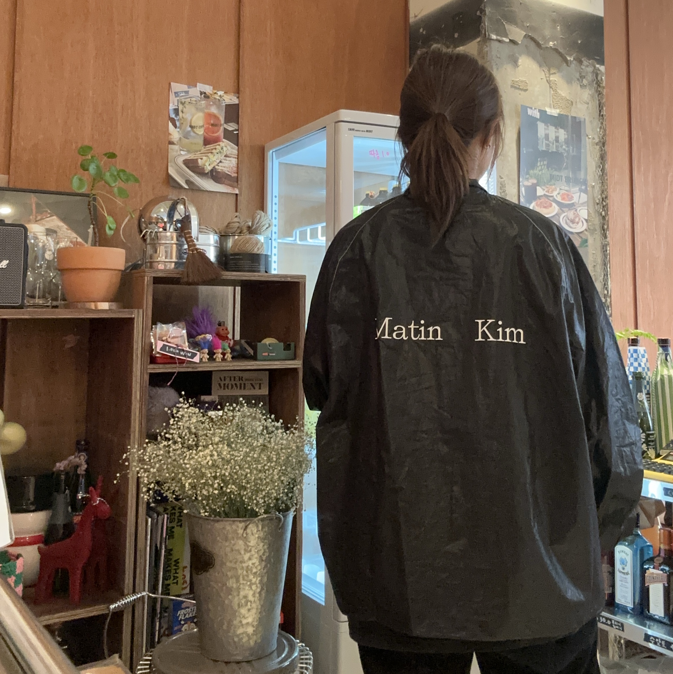 (W) Matin Kim Logo Coating Jumper Black 착용 스타일