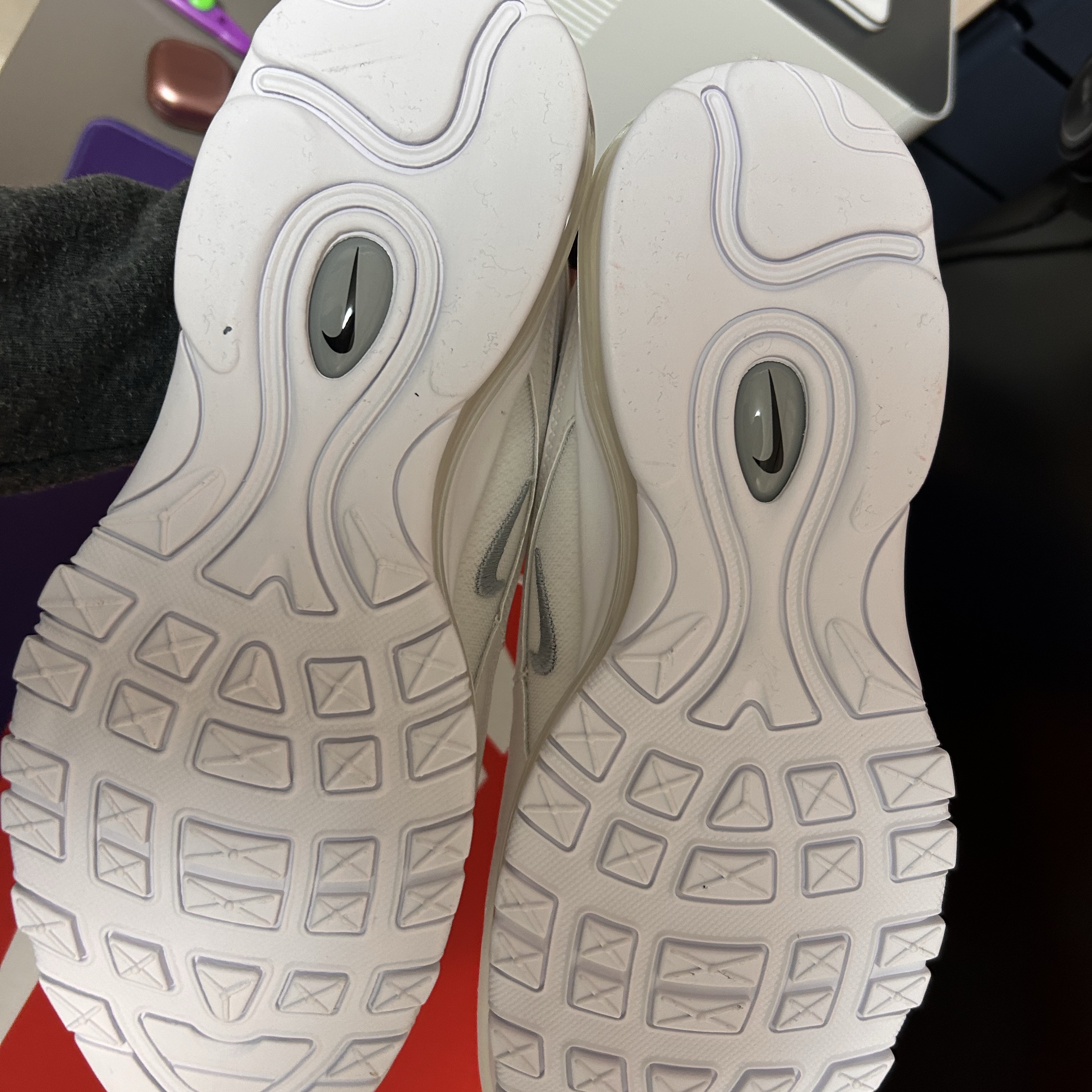Nike Air Max 97 Triple White Wolf Grey 착용 스타일 - 4