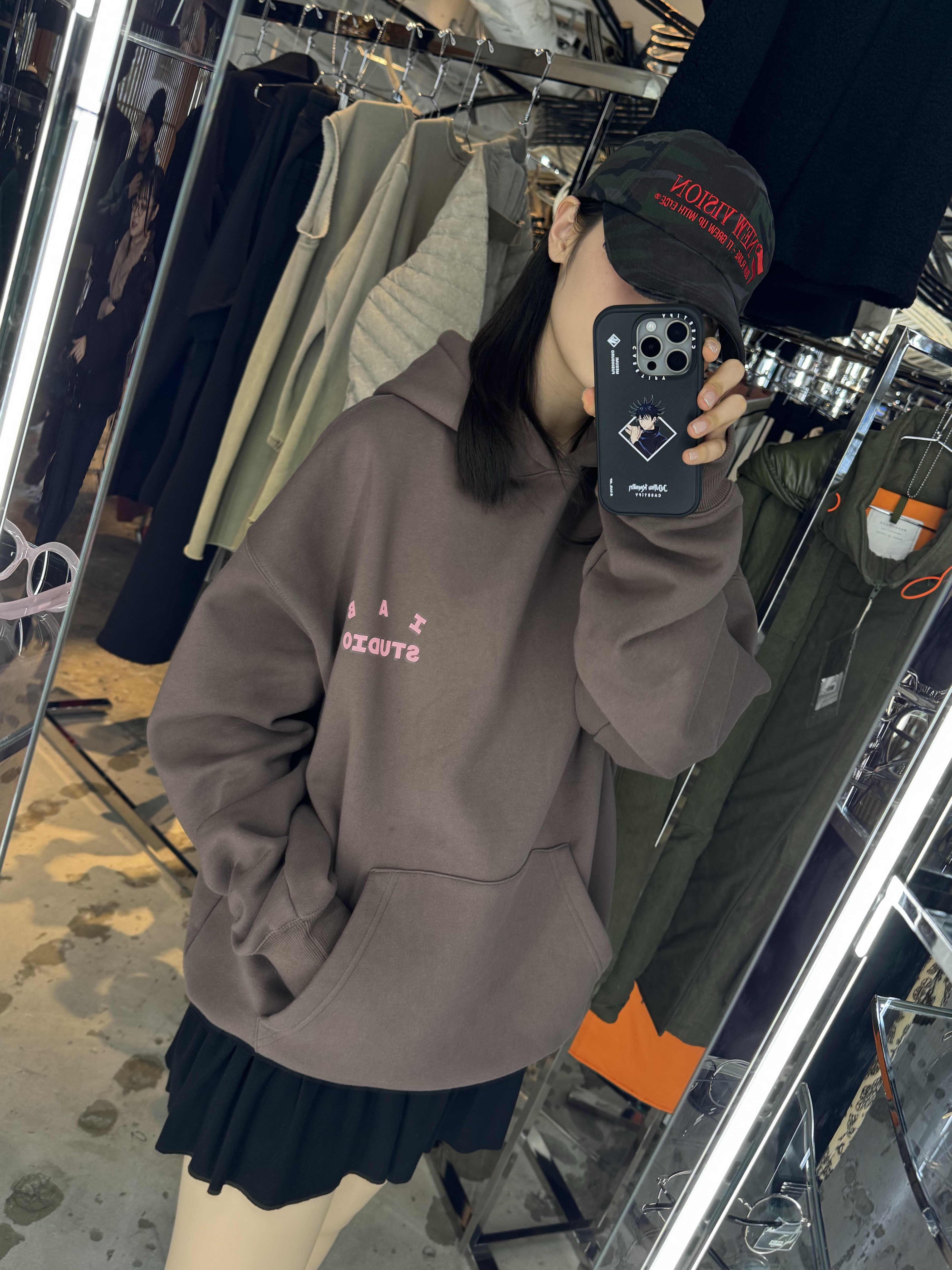 IAB Studio Hoodie Choco - Harajuku Exclusive, ETCE New Vision Camo Cap Night Jungle 착용 스타일