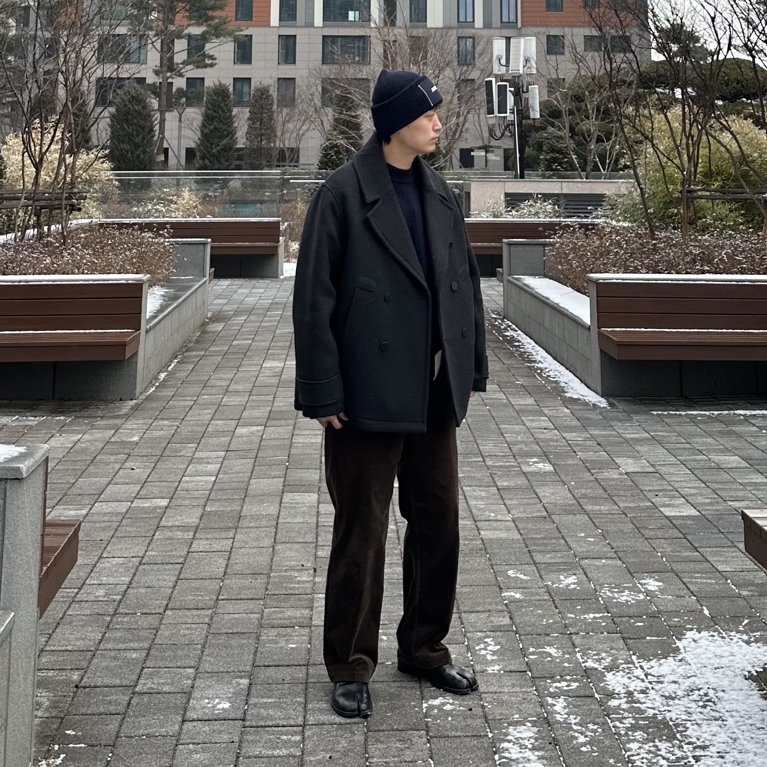 Zara x Studio Nicholson Leather Patch Pea coat Navy Blue, Maison Margiela Tabi Lace-Up Shoes Black 착용 스타일 - 1