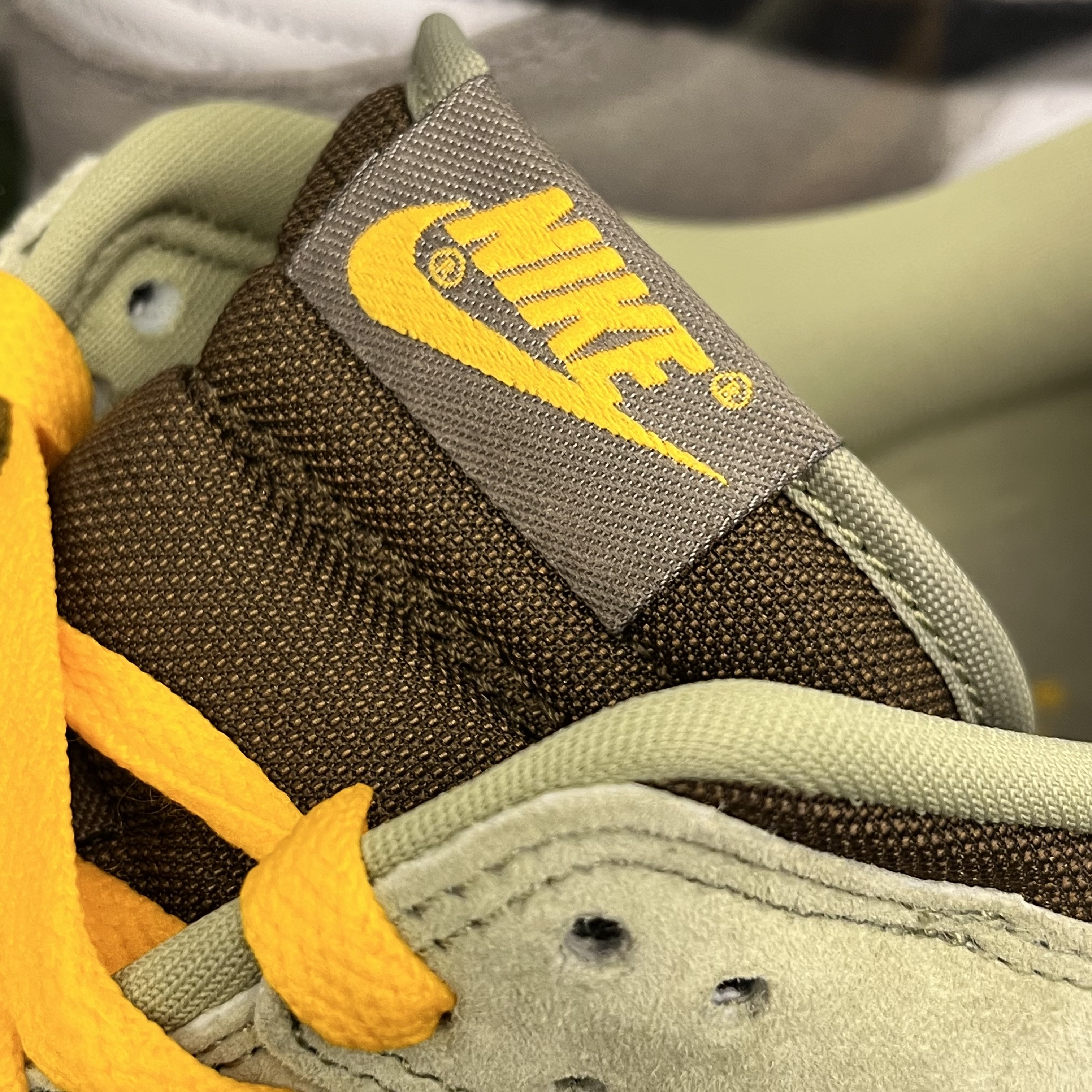 Nike Dunk Low SE Dusty Olive 착용 스타일 - 3