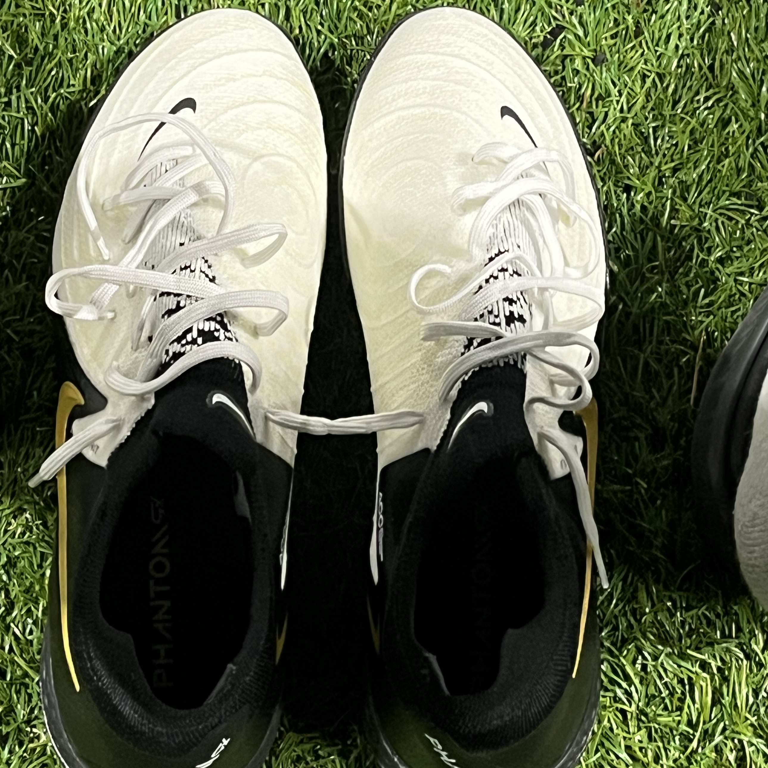 Nike Phantom GX 2 Pro TF White Metallic Gold Coin 착용 스타일 - 1