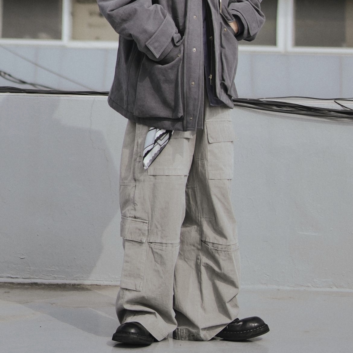 Polyteru x Nomanual Dyed Cargo Pants Light Gray 착용 스타일