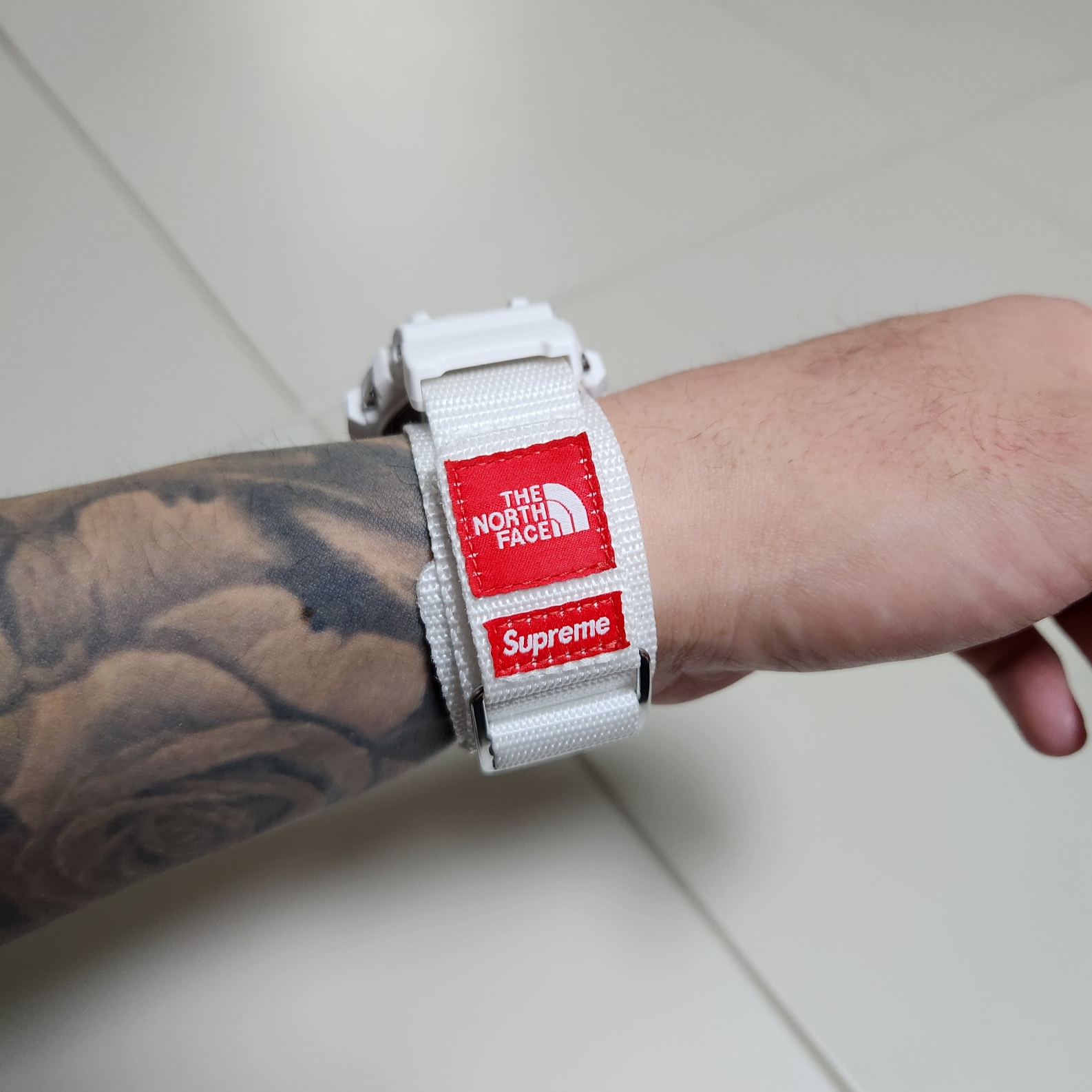 Casio G-Shock x Supreme x The North Face DW-6900 White 착용 스타일 - 3