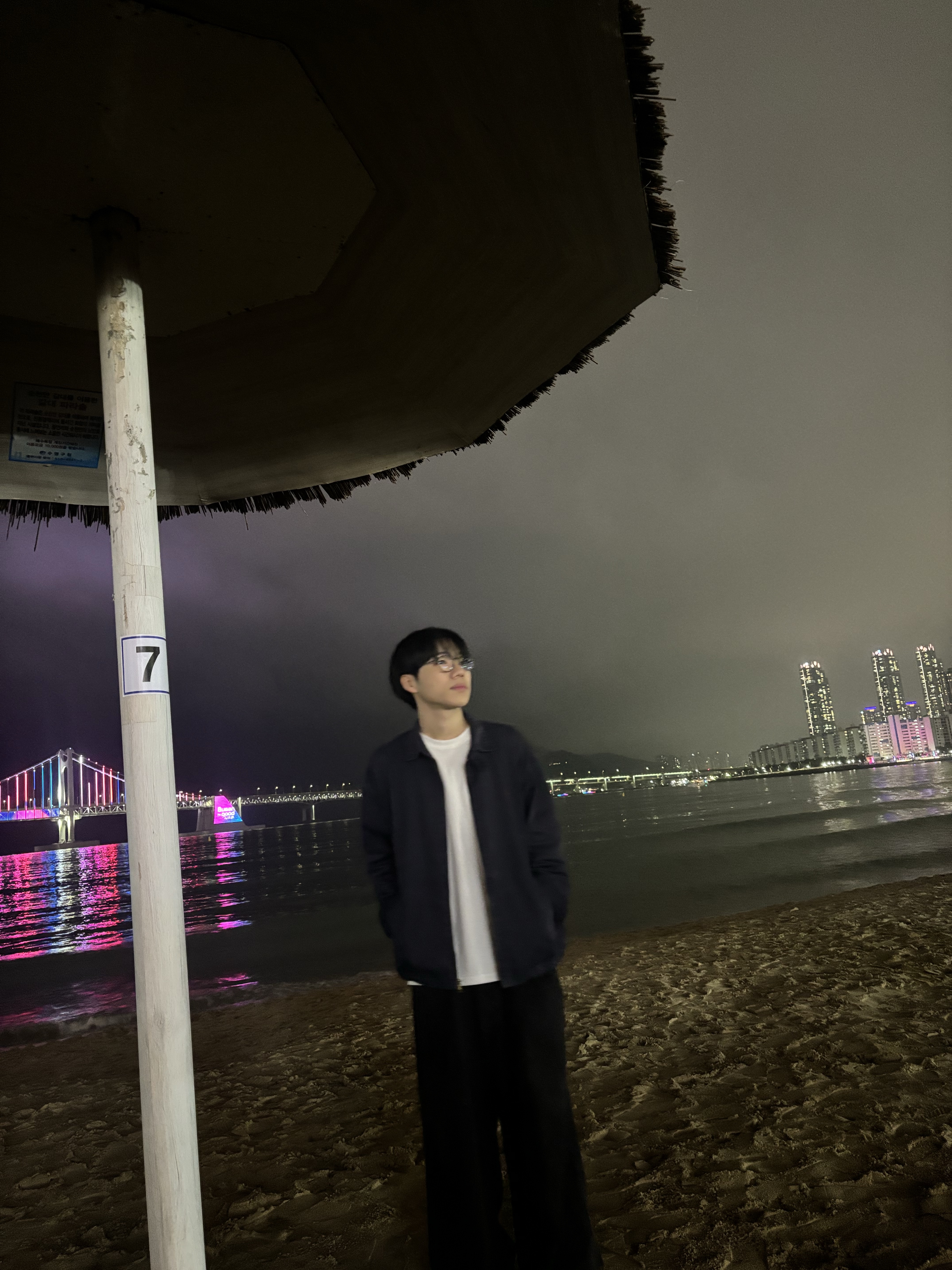 Jordan 1 Retro Low OG Black and Dark Powder Blue 착용 스타일 - 1