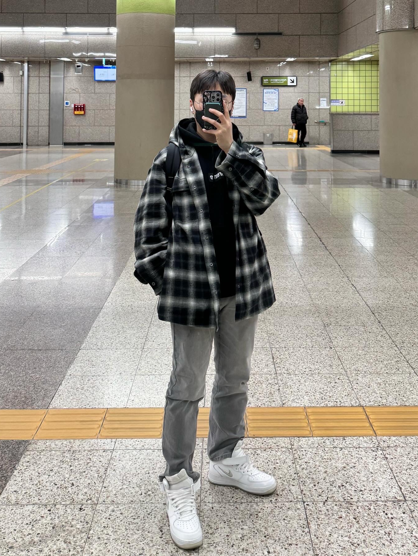 Supreme Seoul Box Logo Hooded Sweatshirt Black - 23FW, Nike Air Force 1 Mid '07 Color of the Month Summit White 착용 스타일 - 2