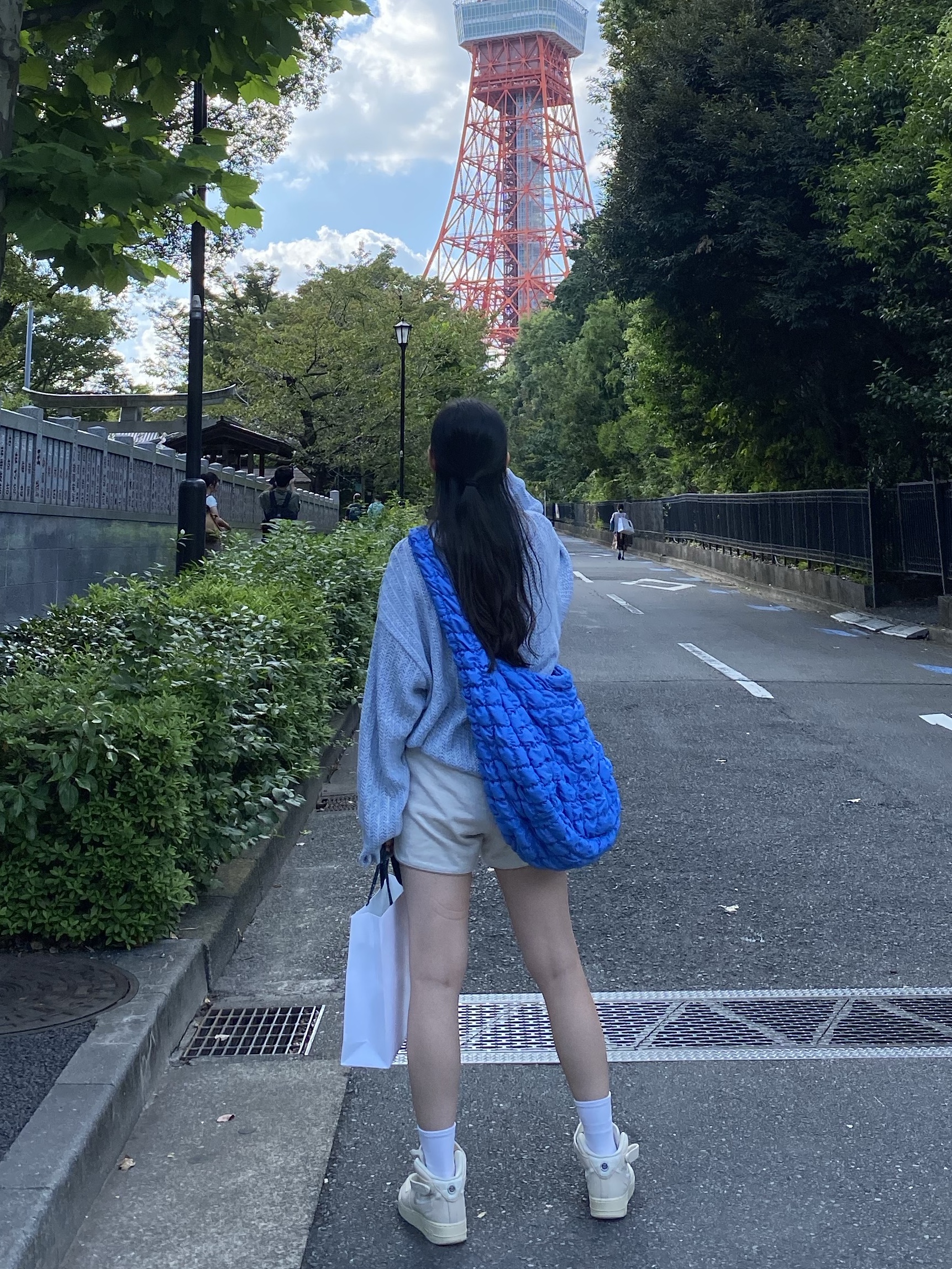 COS Quilted Oversized Shoulder Bag Blue, Nike x Stussy Air Force 1 '07 Mid SP Fossil 착용 스타일