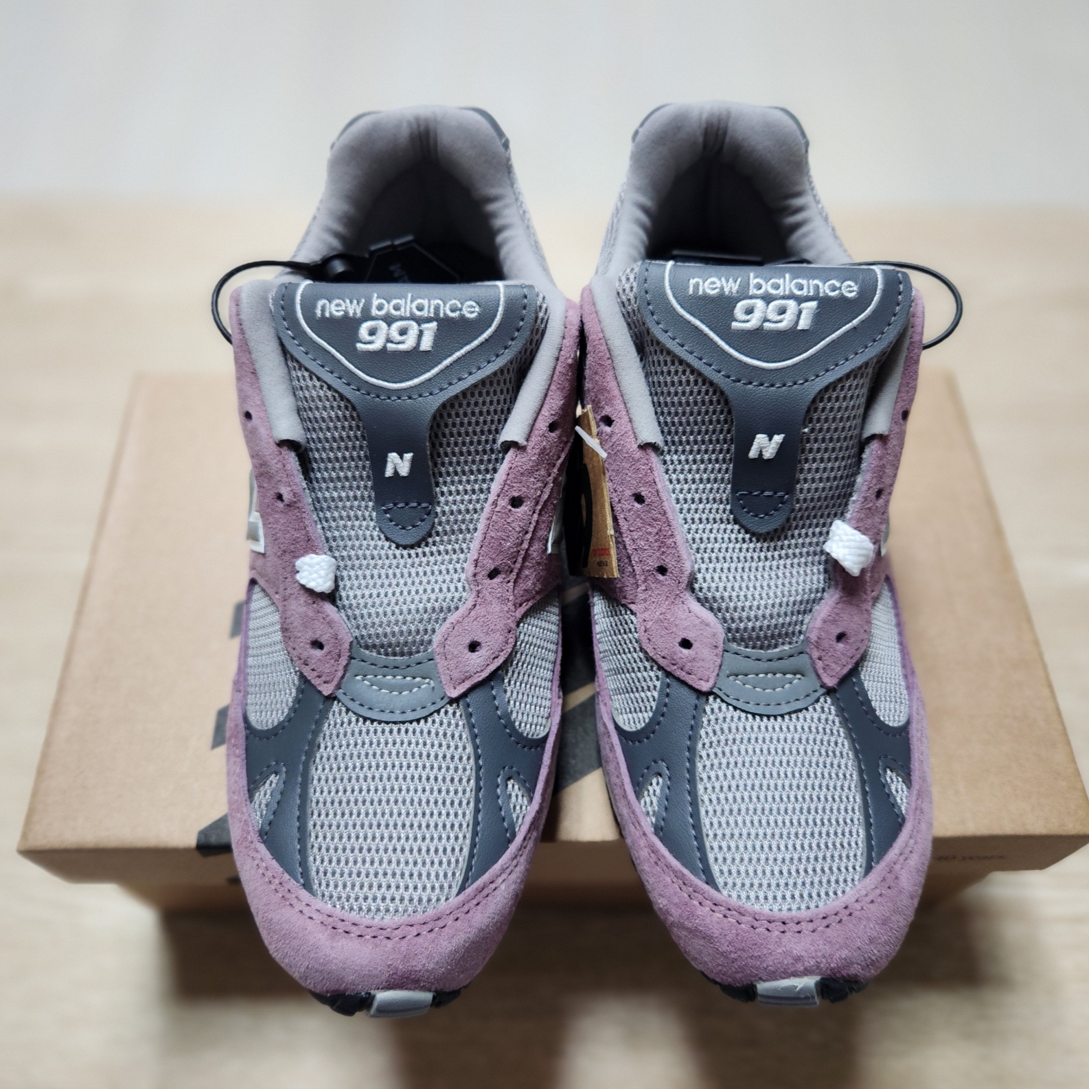 (W) New Balance 991 Made in UK Pink Grey 착용 스타일 - 2