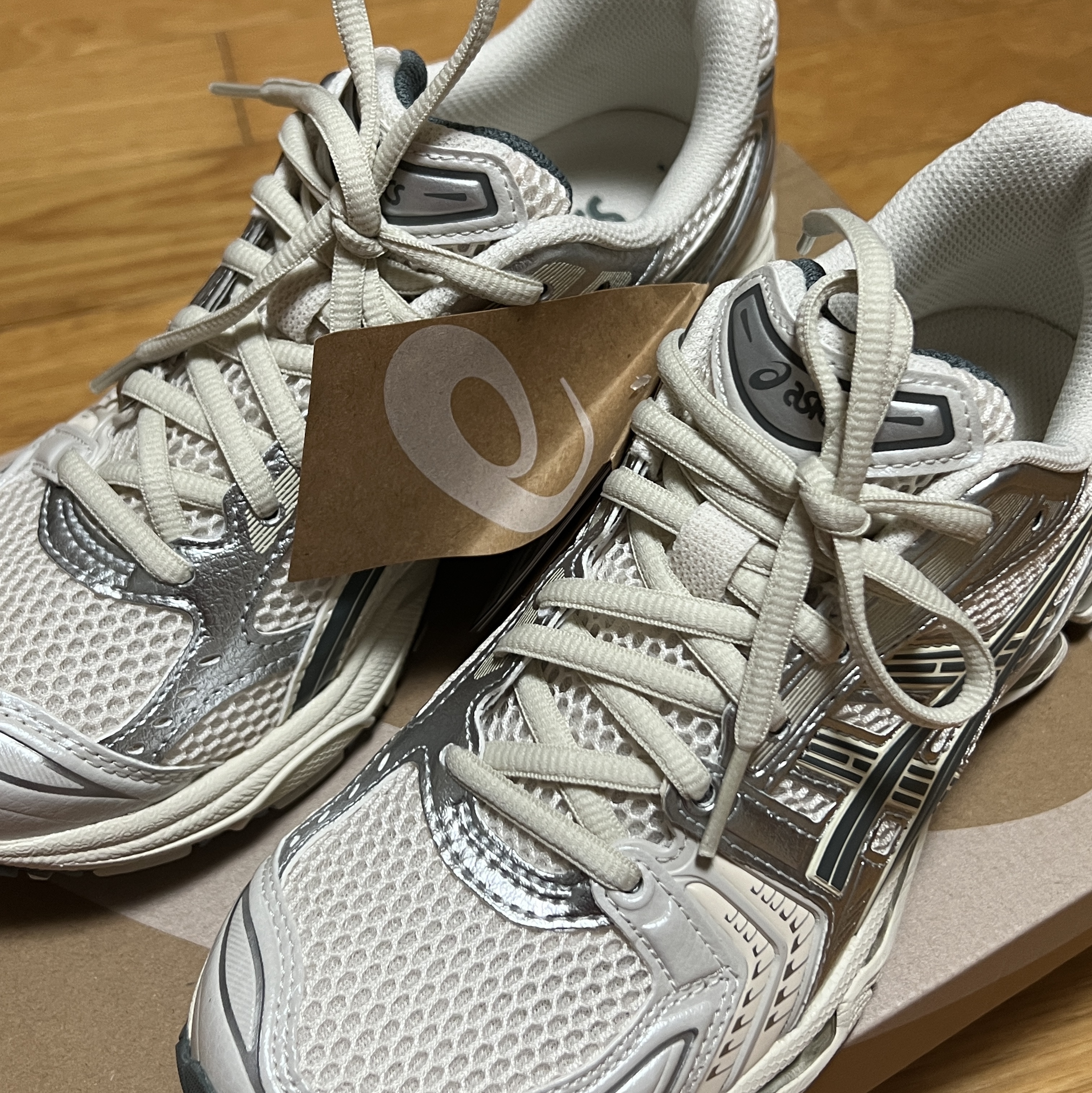 Asics Gel-Kayano 14 Birch Dark Pewter 착용 스타일 - 1