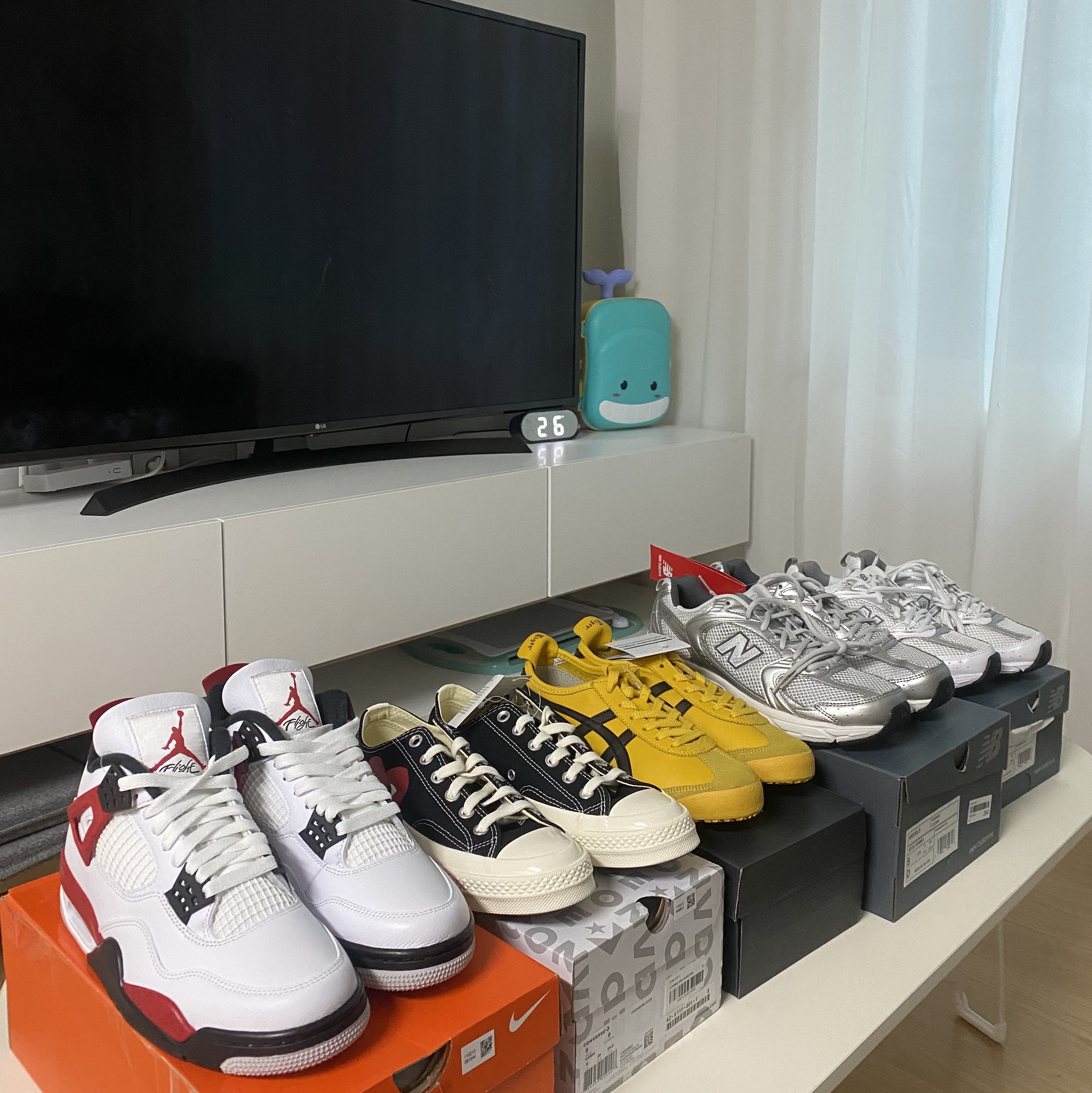 Jordan 4 Retro Red Cement, Converse x Play Comme des Garcons Chuck 70 Ox Black 착용 스타일