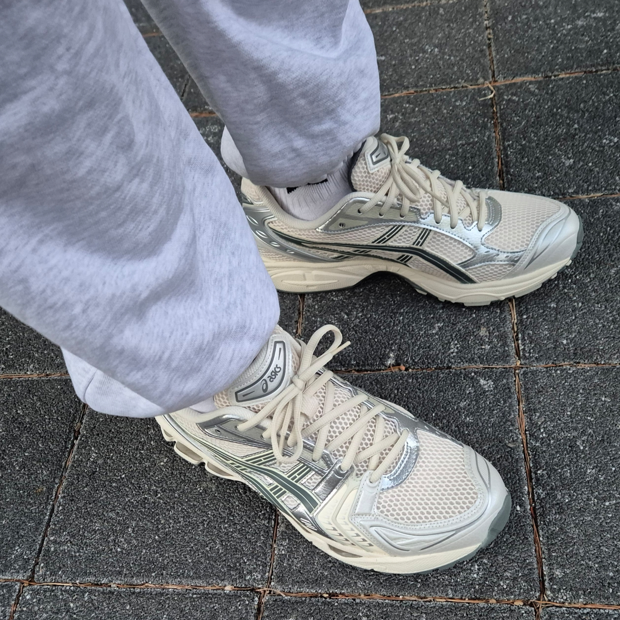 Asics Gel-Kayano 14 Birch Dark Pewter 착용 스타일
