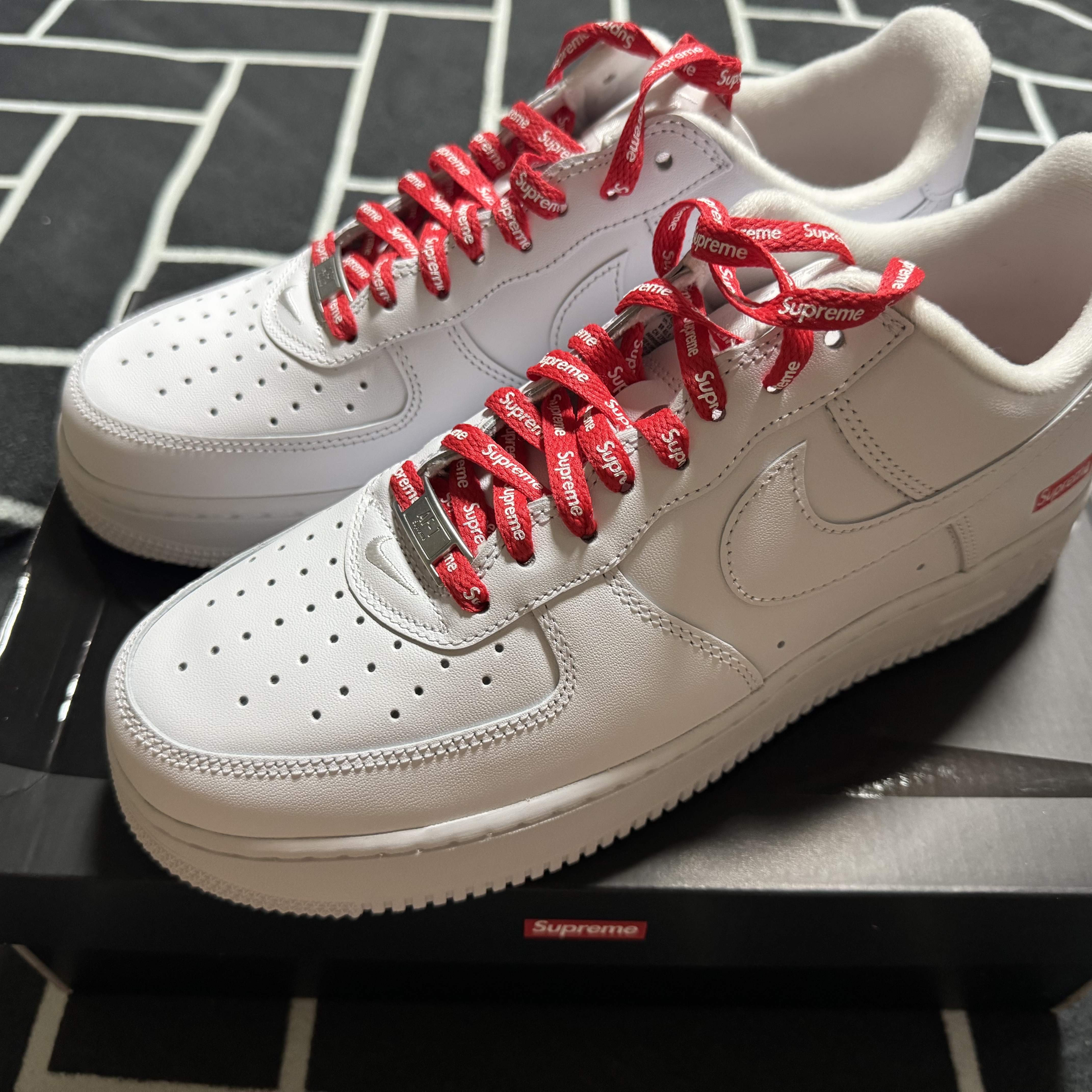 Nike x Supreme Air Force 1 Low White 착용 스타일 - 1