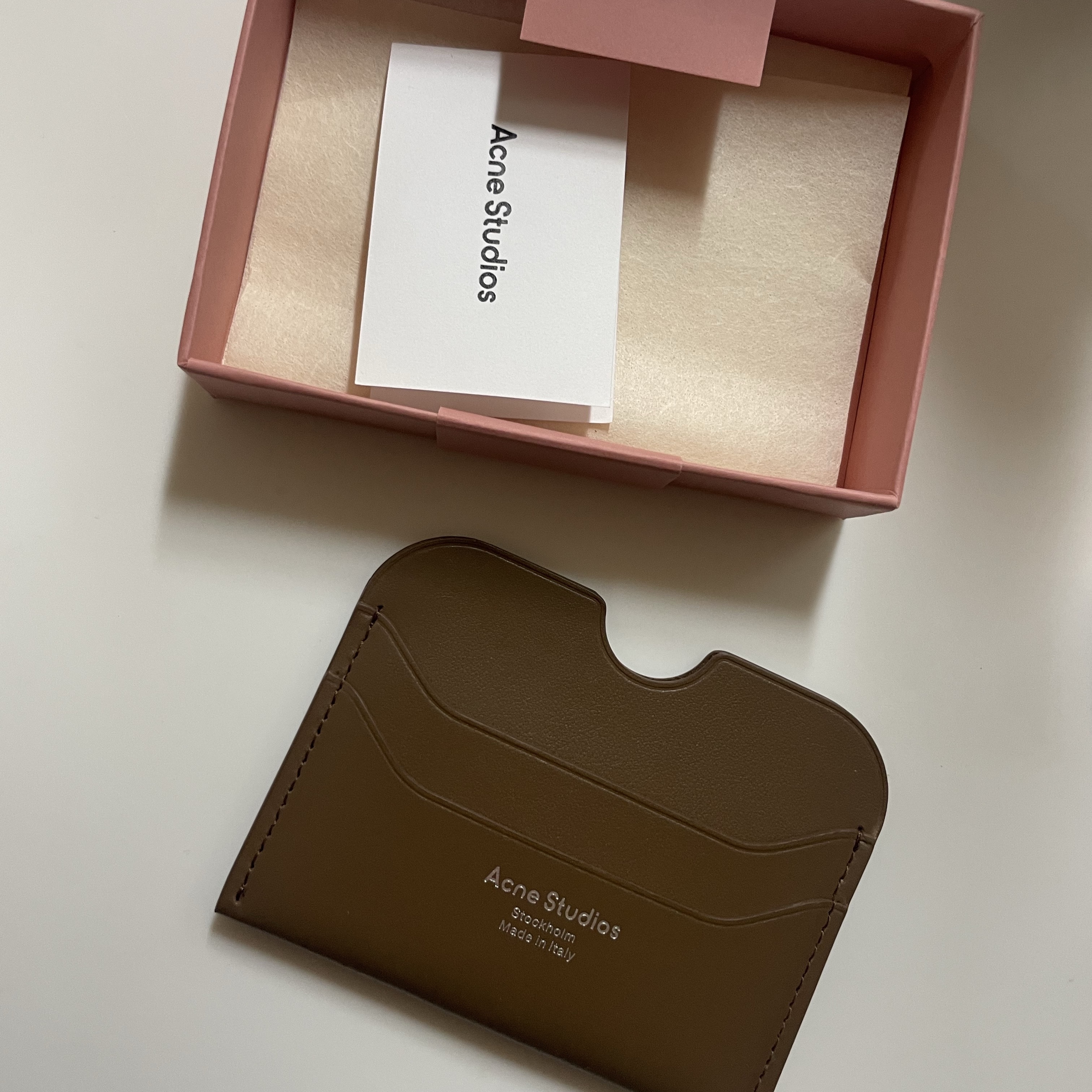 Acne Studios Elmas Large Card Holder Camel Brown 착용 스타일