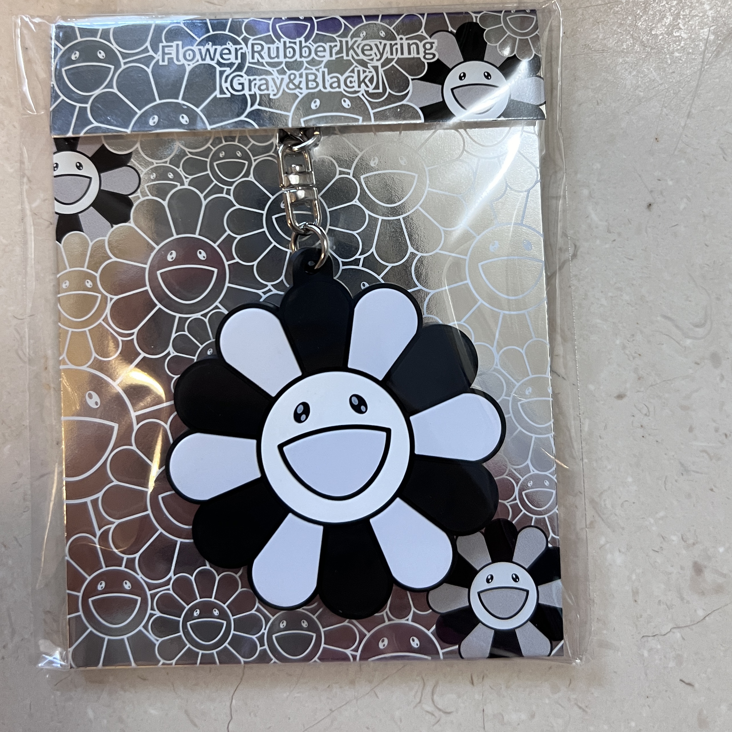 Kaikai Kiki Flower Rubber Keyring Gray Black 착용 스타일