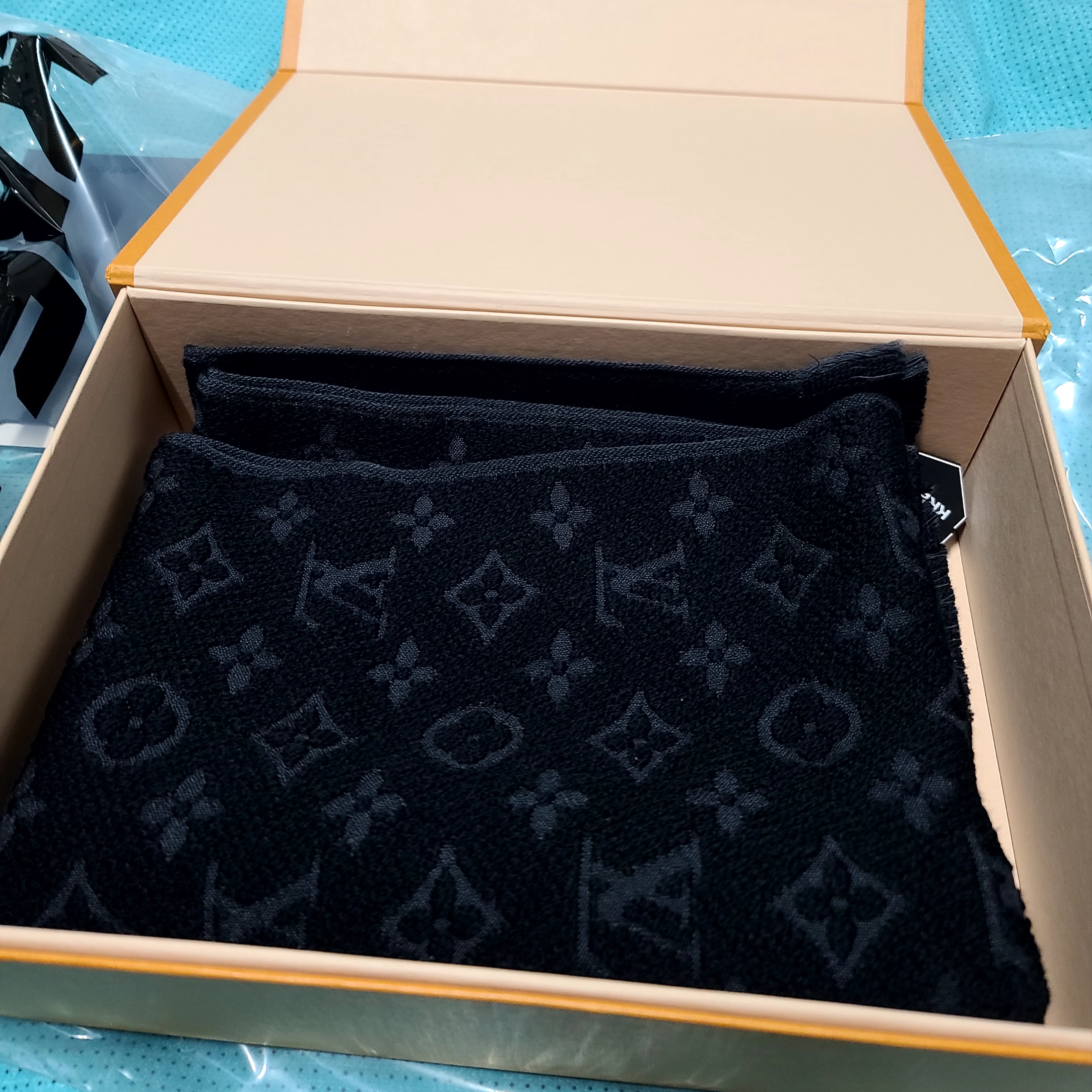 Louis Vuitton Monogram Classic Muffler Black 착용 스타일 - 1