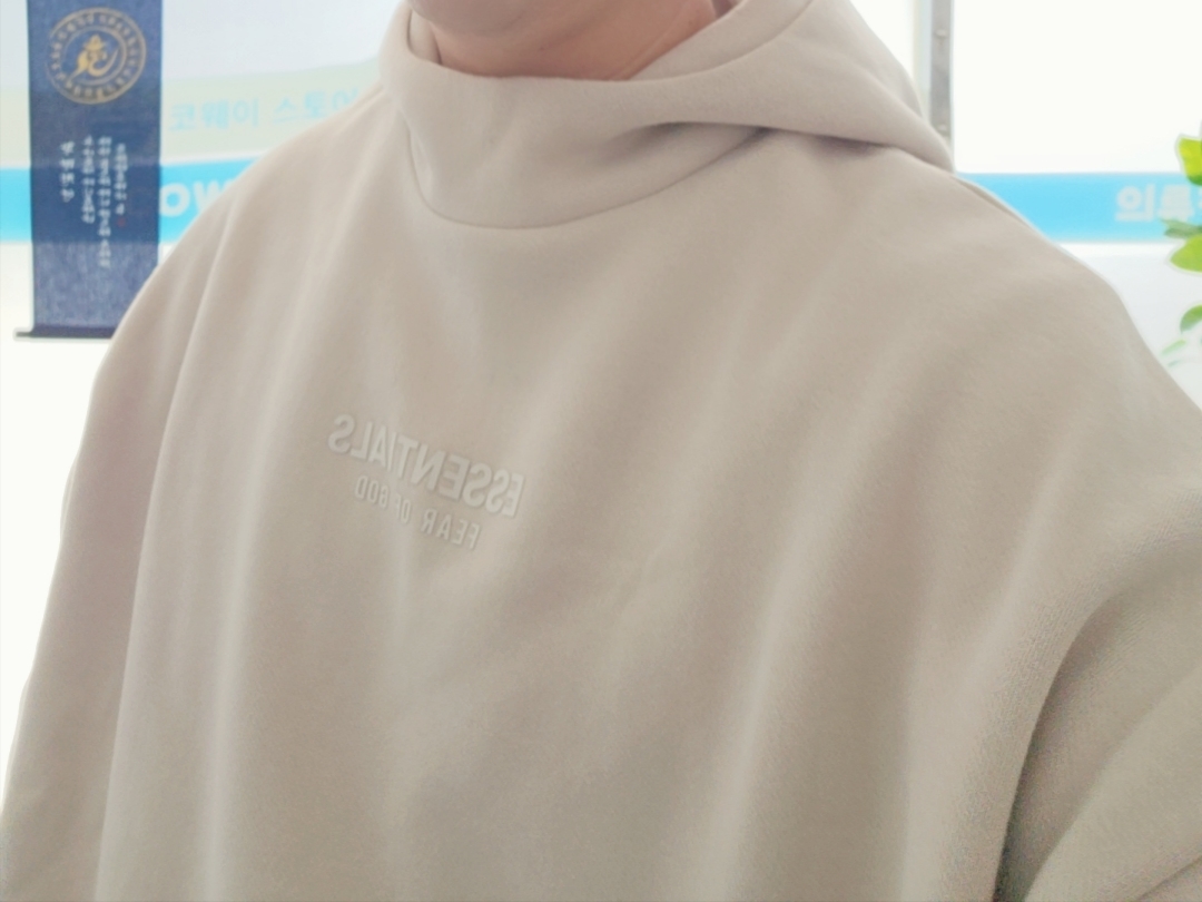 Essentials Hoodie Silver Cloud - 23FW 착용 스타일 - 2