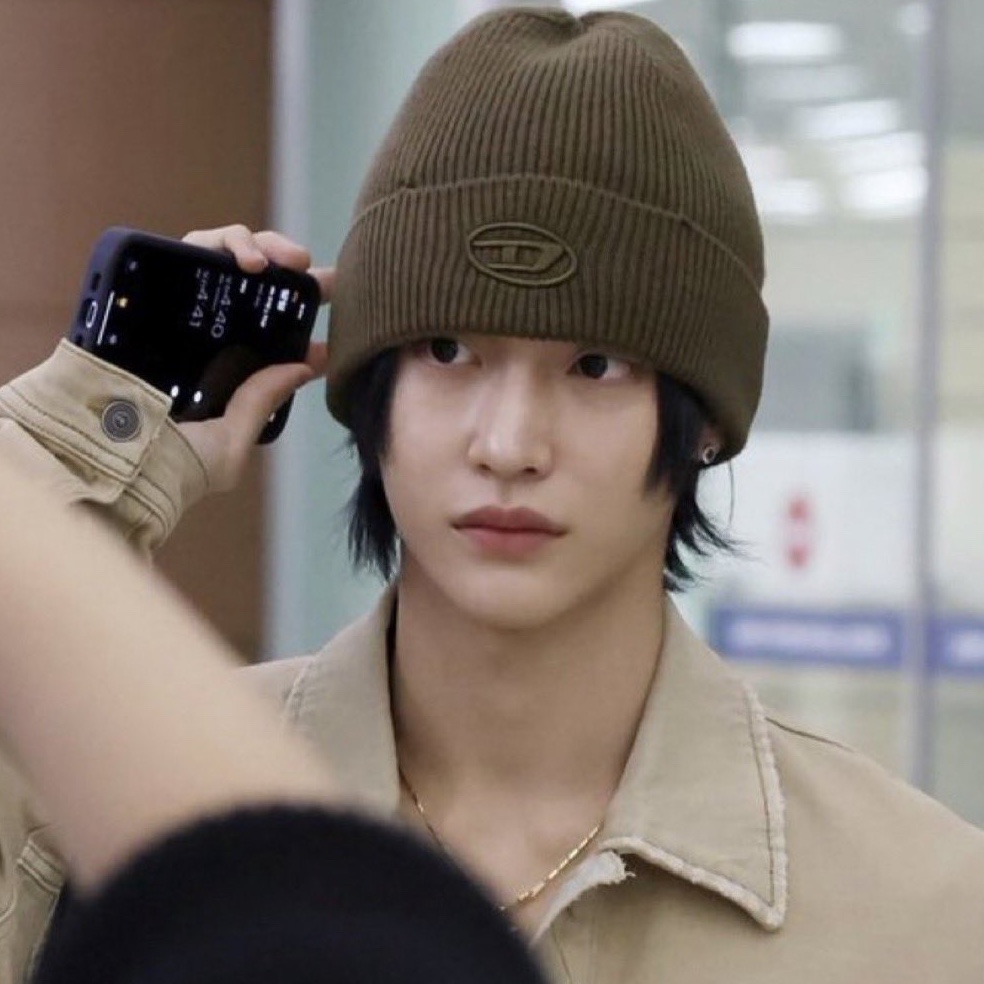 Diesel K-Coder-Fully B Ribbed Beanie with D Embroidery Army Green 착용 스타일