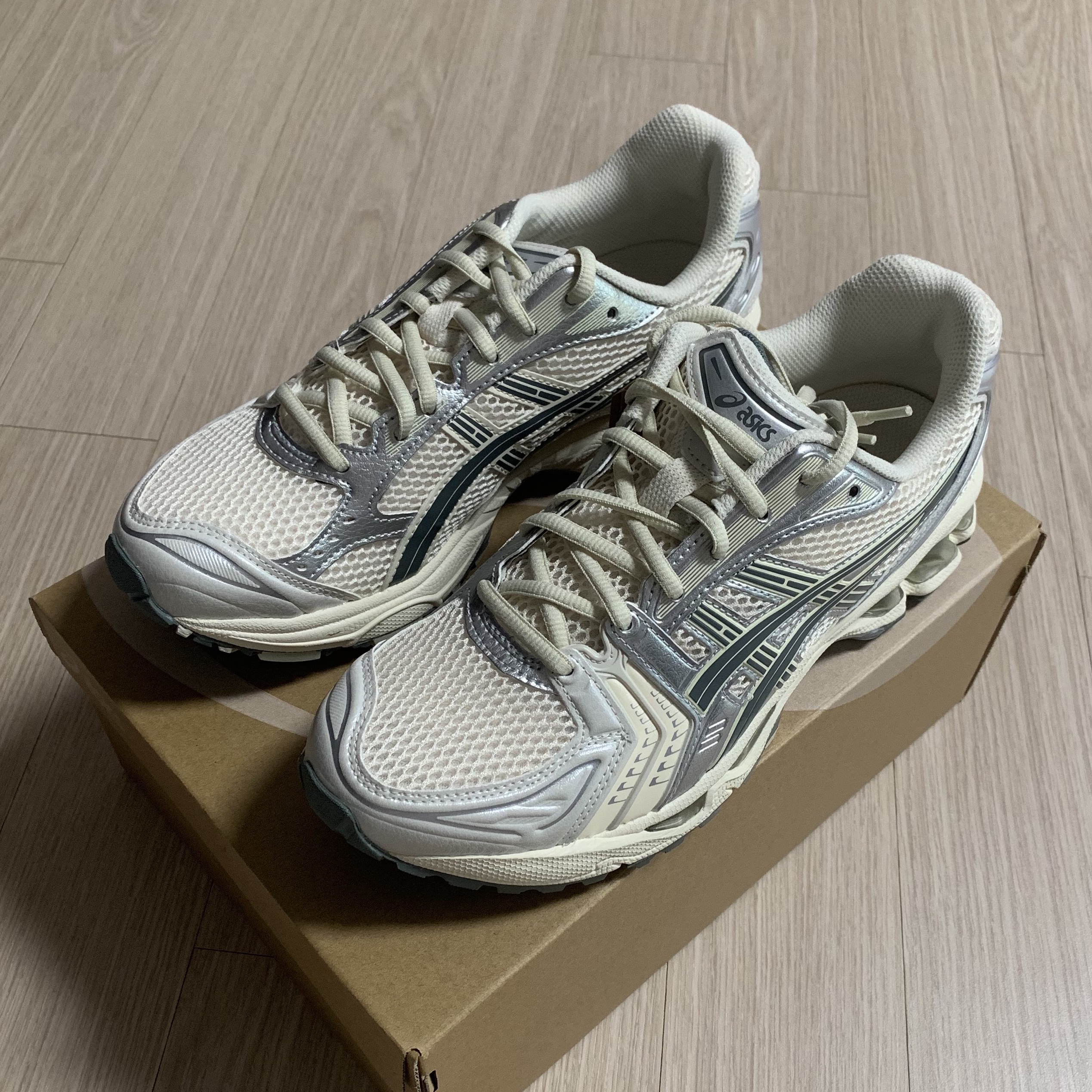 Asics Gel-Kayano 14 Birch Dark Pewter 착용 스타일 - 1