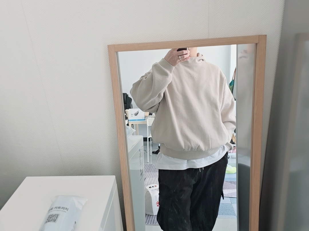 Essentials Hoodie Silver Cloud - 23FW 착용 스타일 - 1