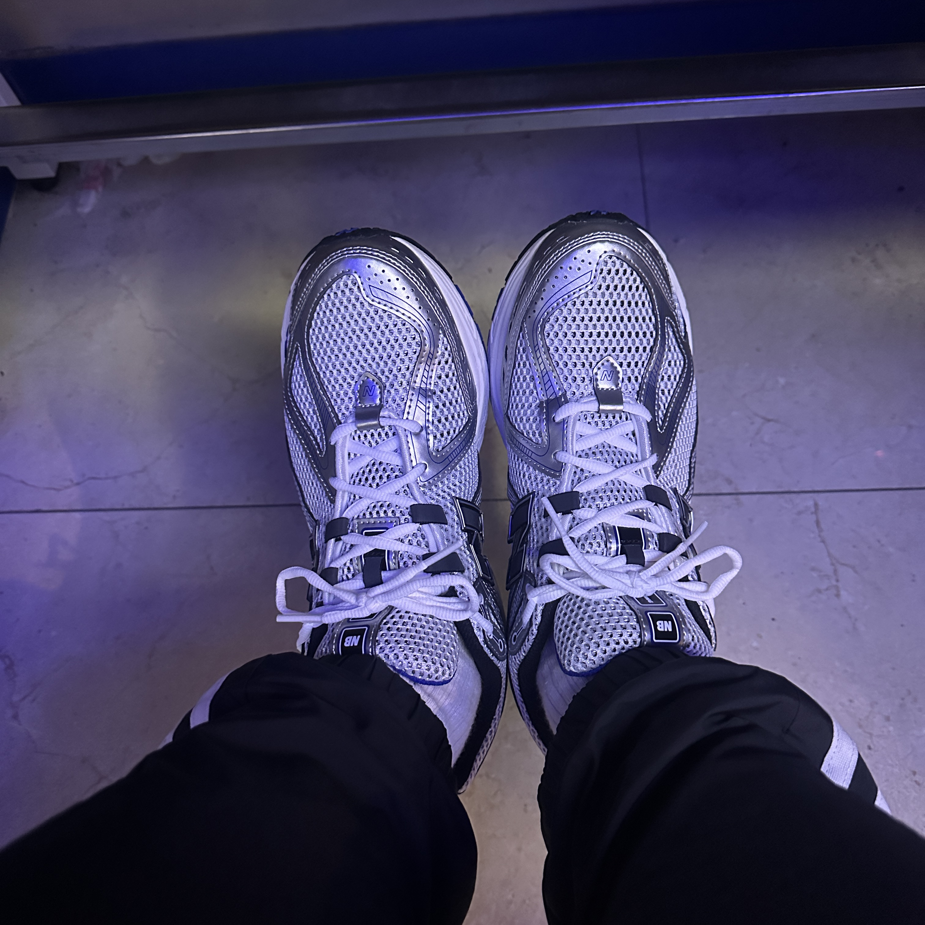 New Balance 1906R Silver Metallic 착용 스타일