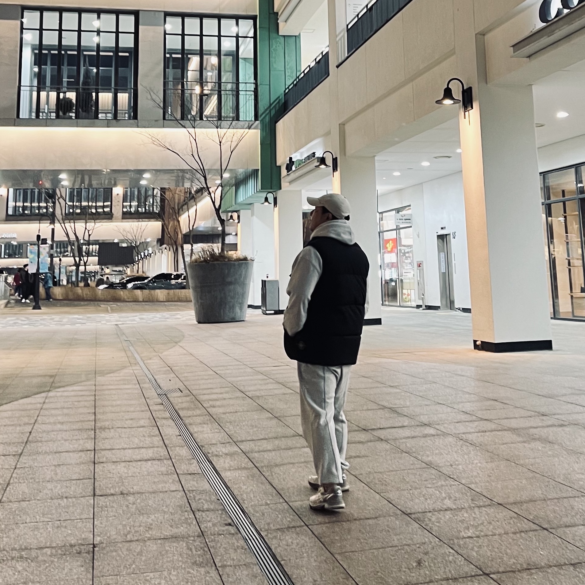 Nike Heritage 86 Futura Washed Cap Light Bone, Asics x Dime GT-2160 Arctic Wolf London Fog 착용 스타일