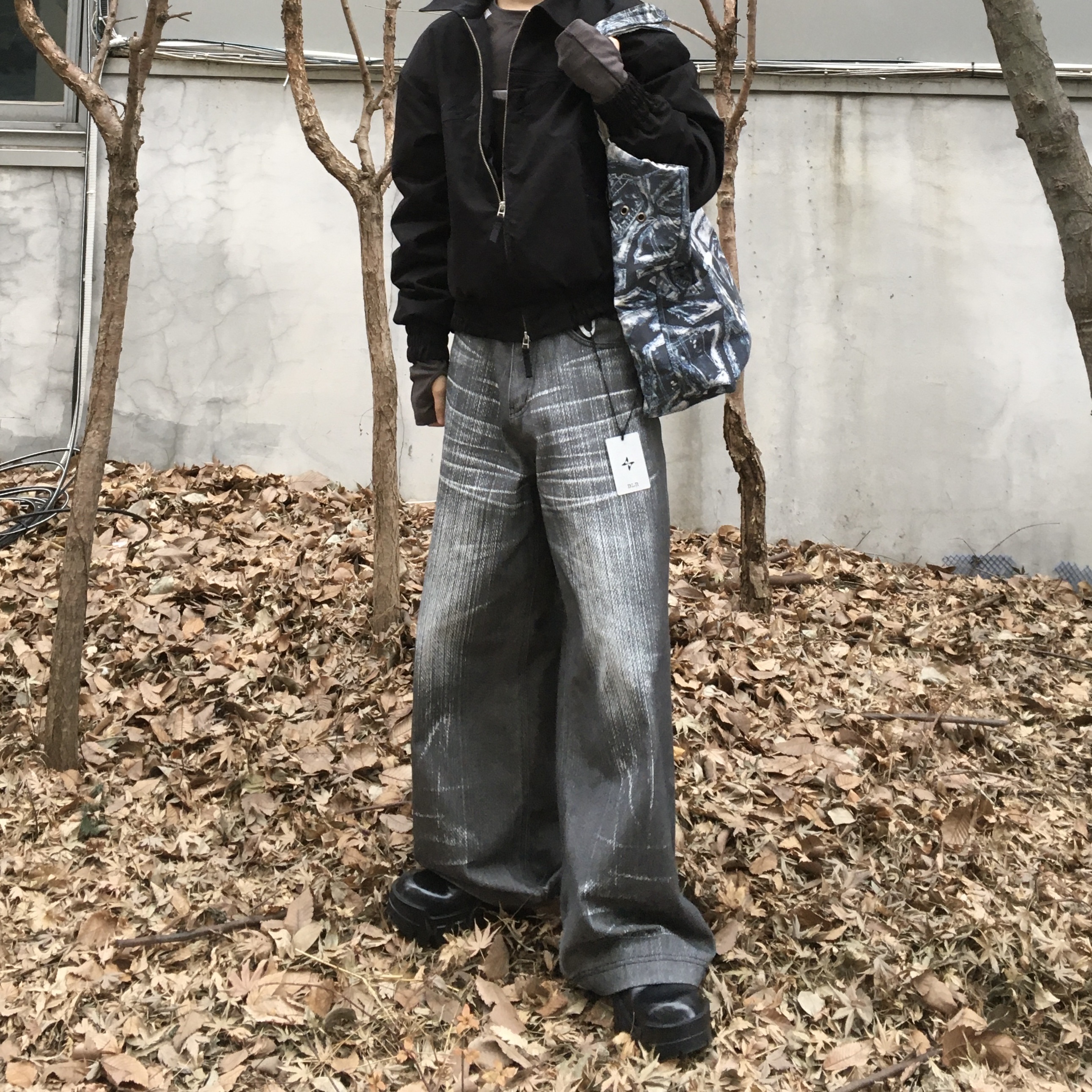Balenciaga Bulldozer Lace-Up Boot Black, BLR Bolt Tote Bag Navy 착용 스타일