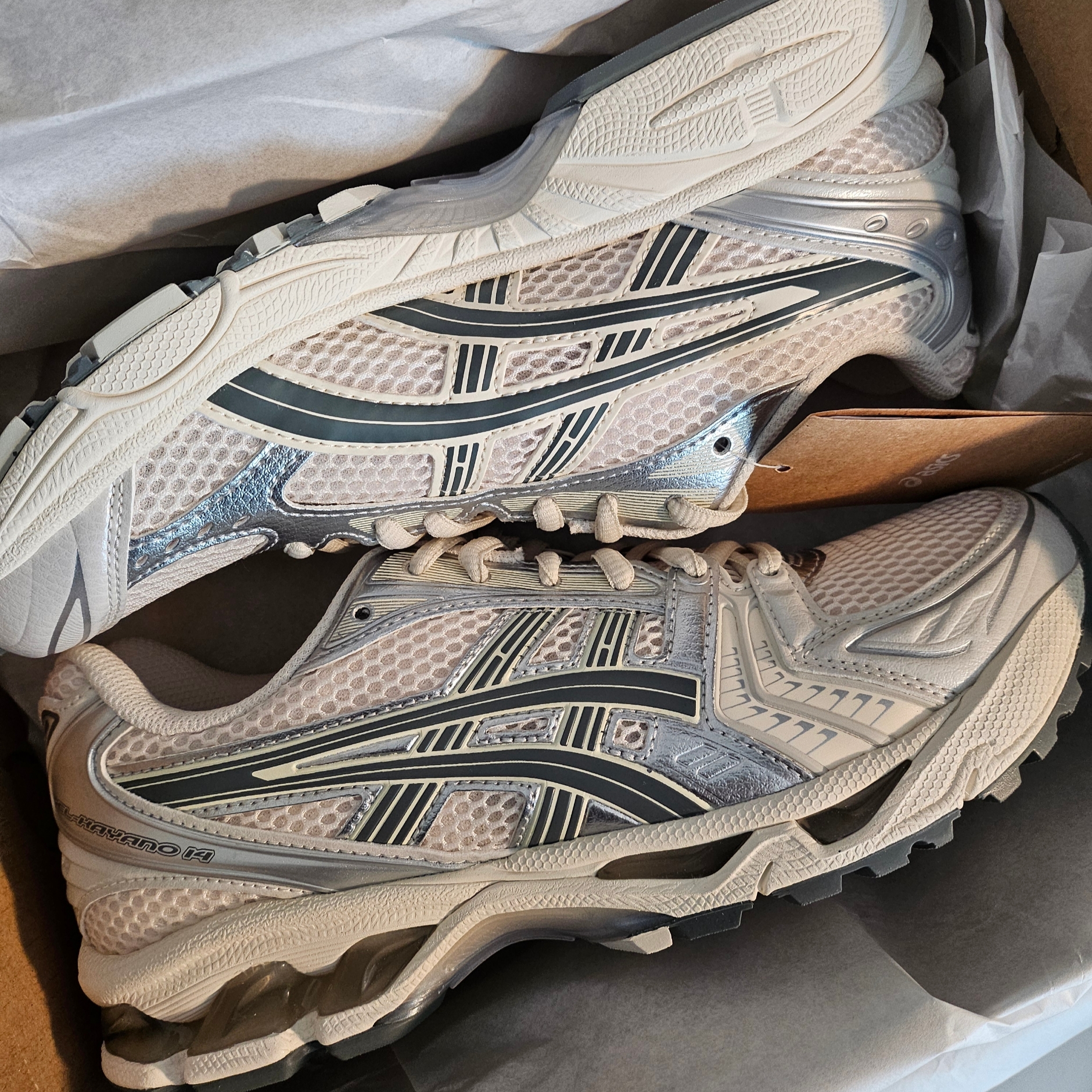 Asics Gel-Kayano 14 Birch Dark Pewter 착용 스타일 - 2
