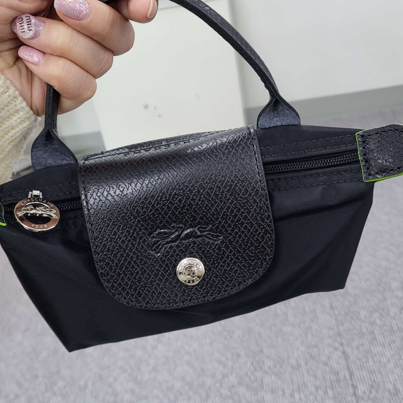 Longchamp Le Pliage Green Handle Pouch Black 착용 스타일 - 1