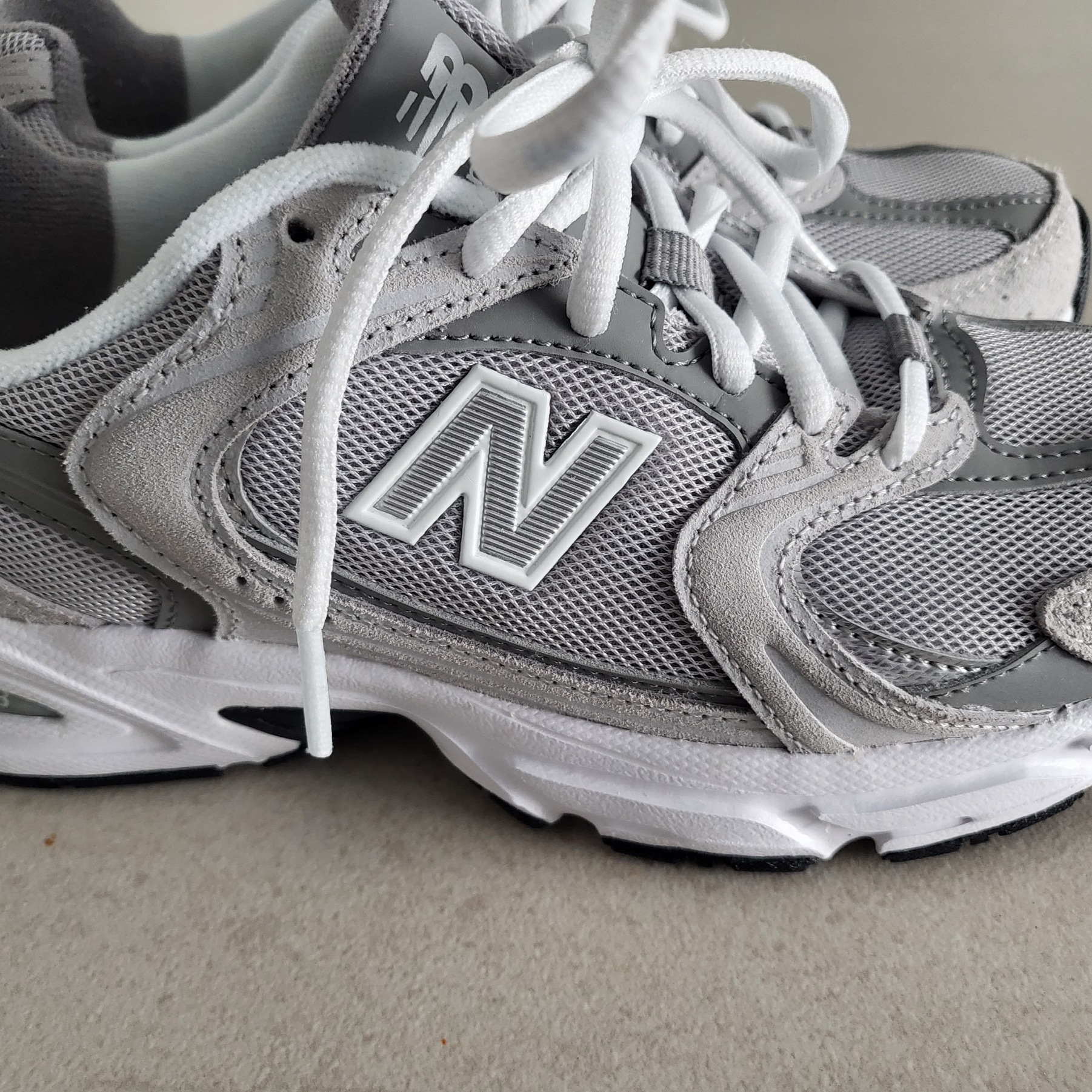 New Balance 530 Grey 착용 스타일 - 1