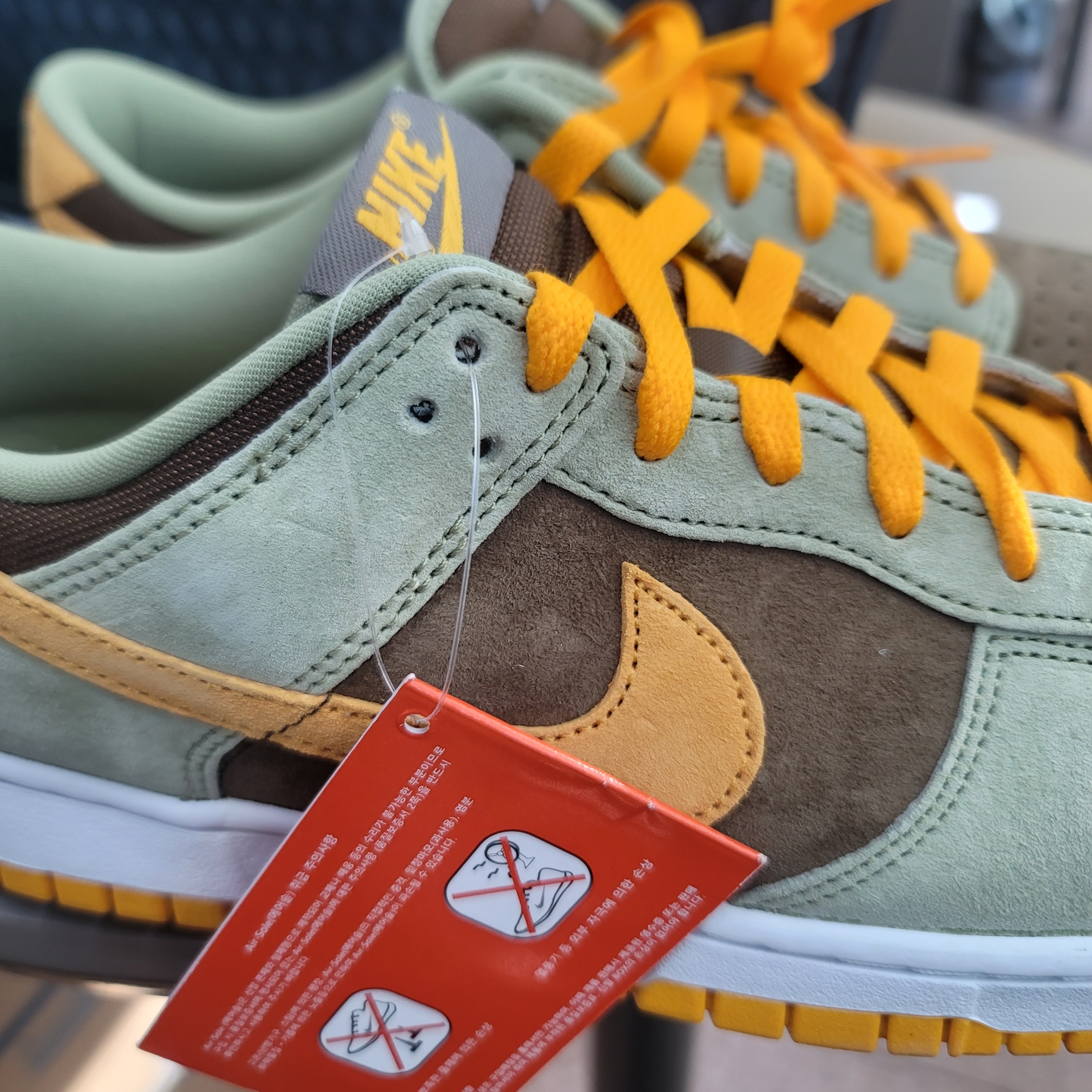 Nike Dunk Low SE Dusty Olive 착용 스타일 - 3