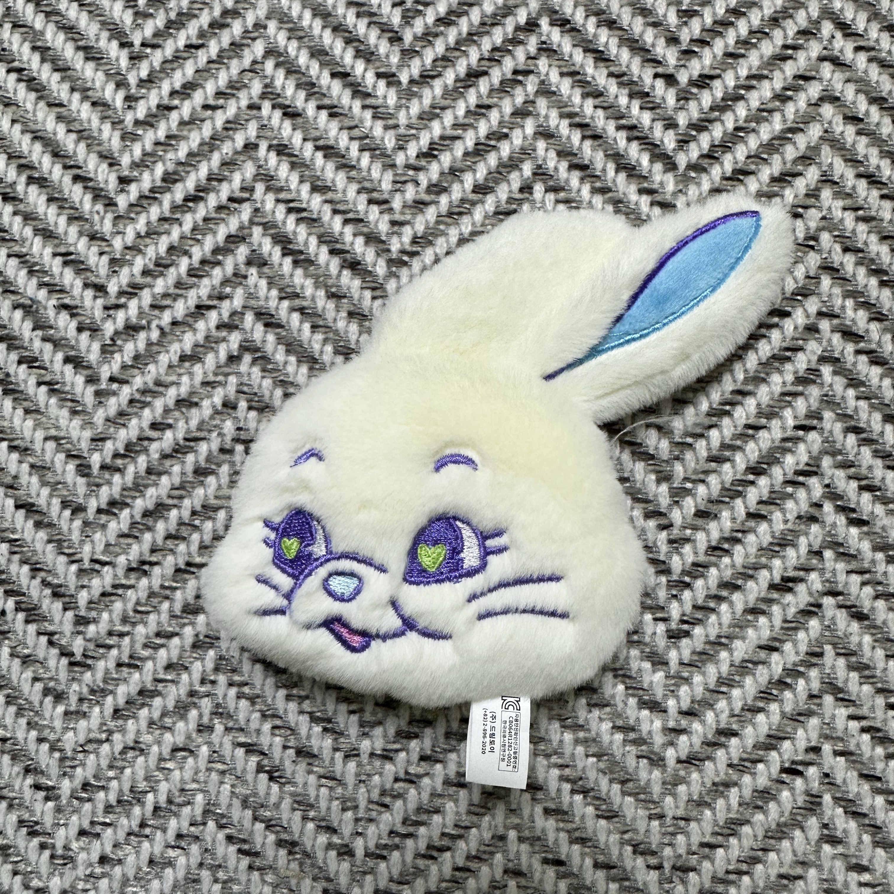NewJeans Tokki Merchandise Fluffy Keyring White 착용 스타일
