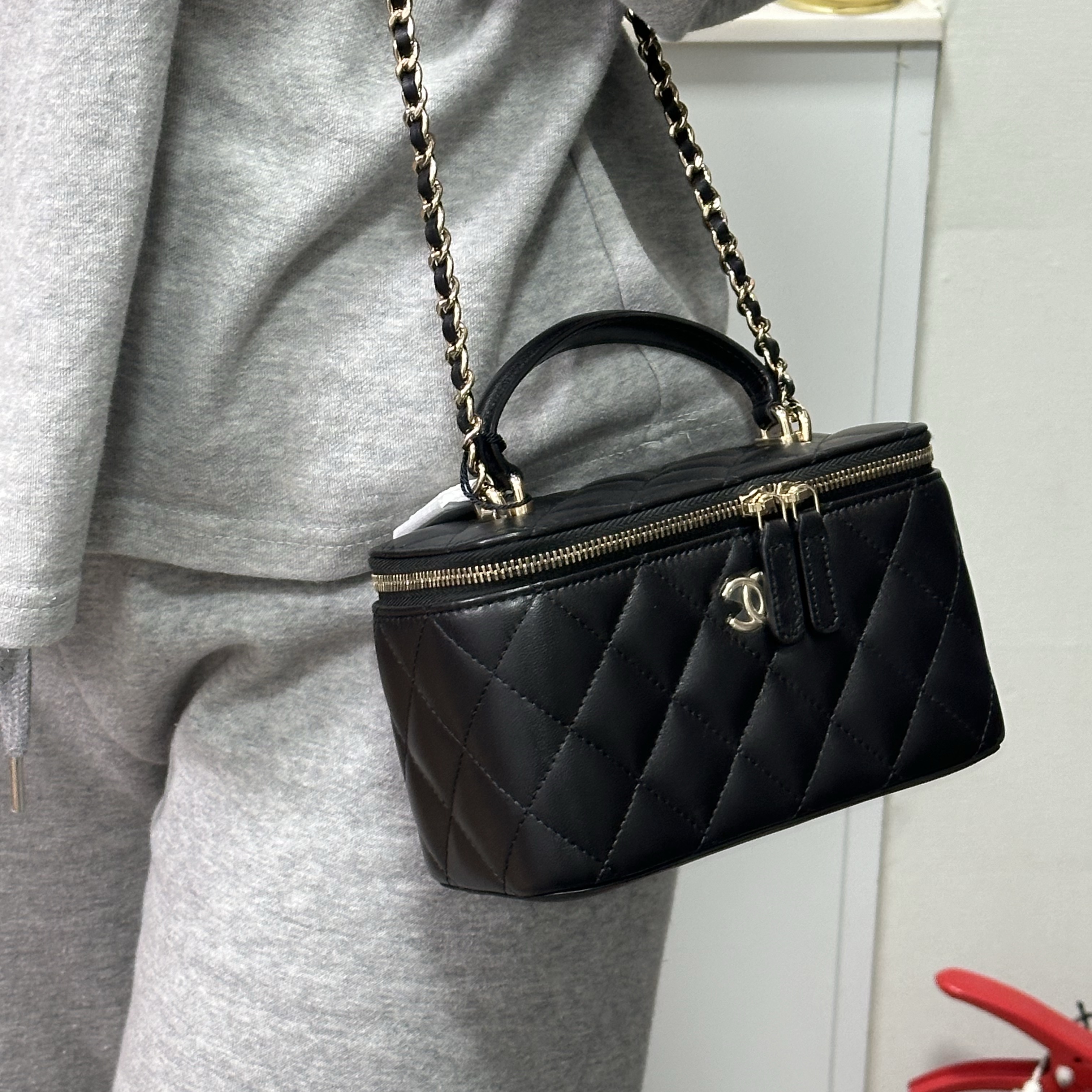 Chanel Vanity With Chain Lambskin & Gold Black 착용 스타일 - 1