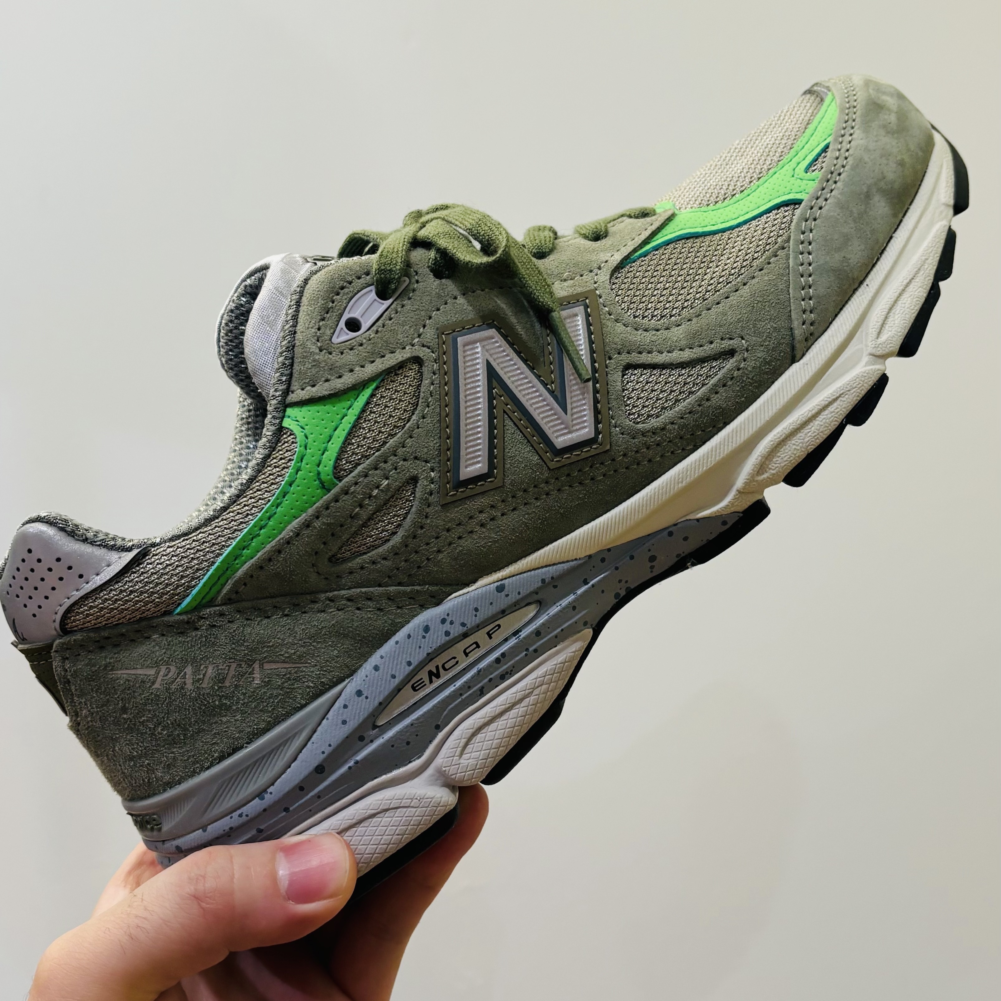 New Balance x Patta 990v3 Made in USA Olive 착용 스타일 - 1