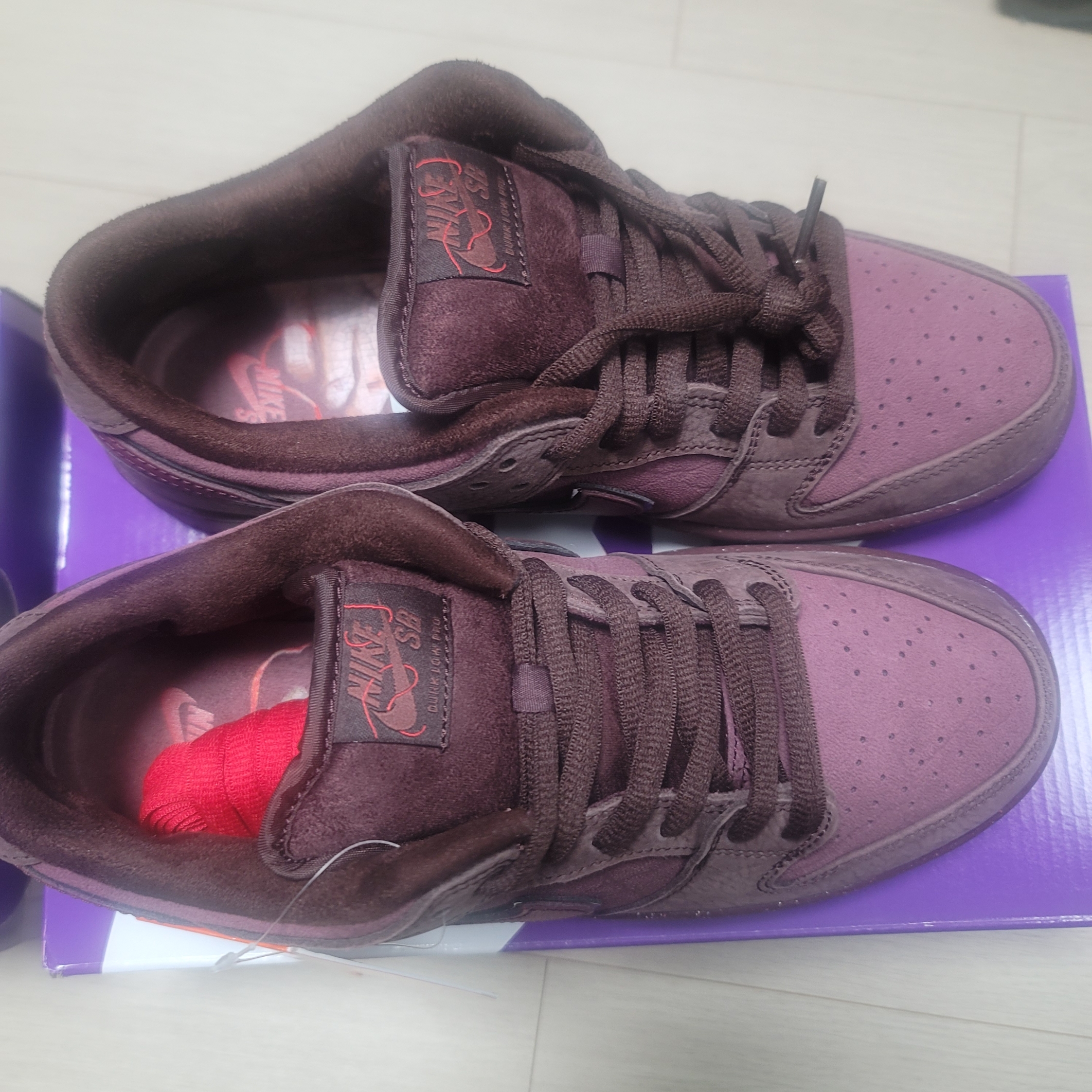 Nike SB Dunk Low PRM Burgundy Crush, Nike SB Dunk Low PRM Coconut Milk 착용 스타일 - 3
