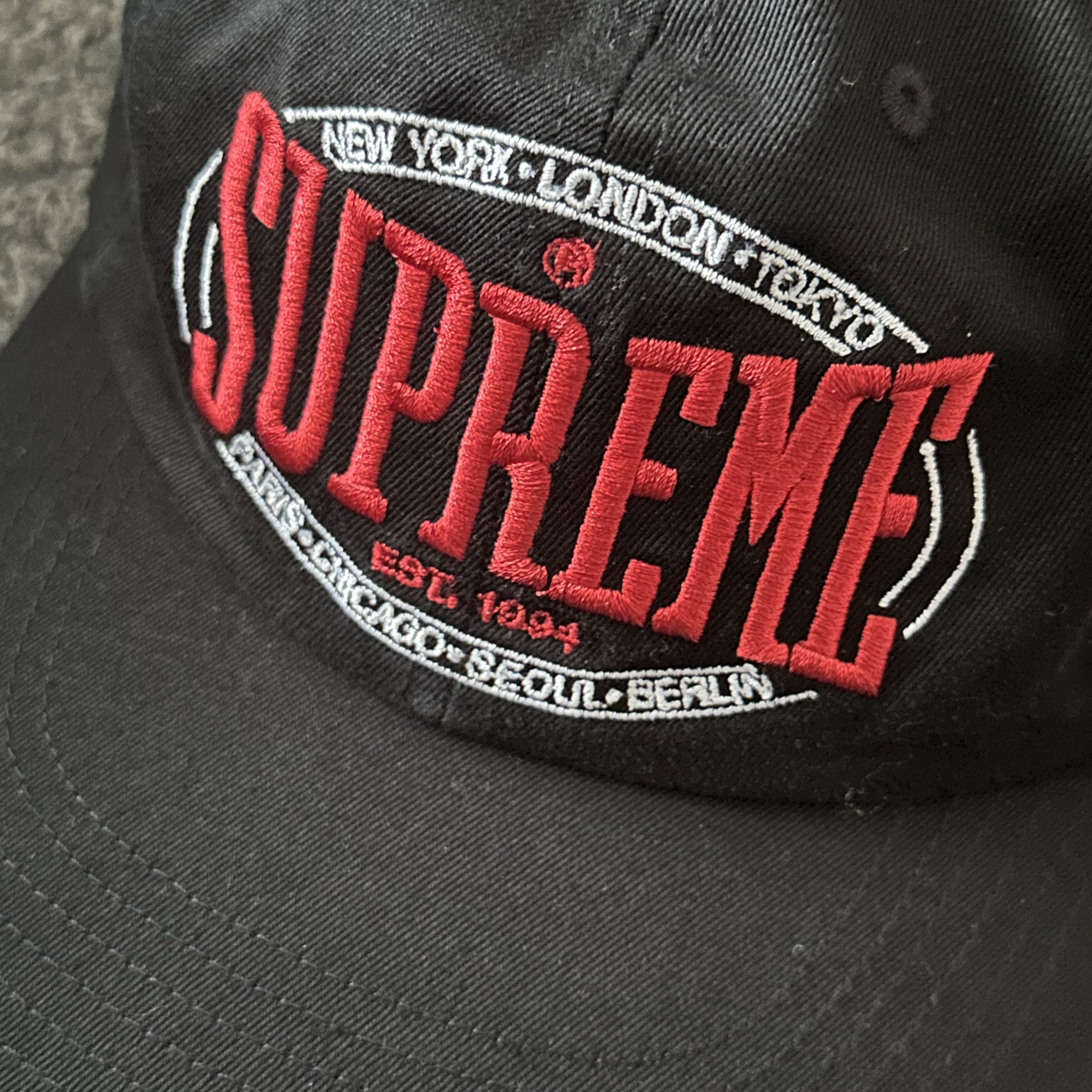 Supreme Warm Up 6-Panel Black - 23FW 착용 스타일 - 1