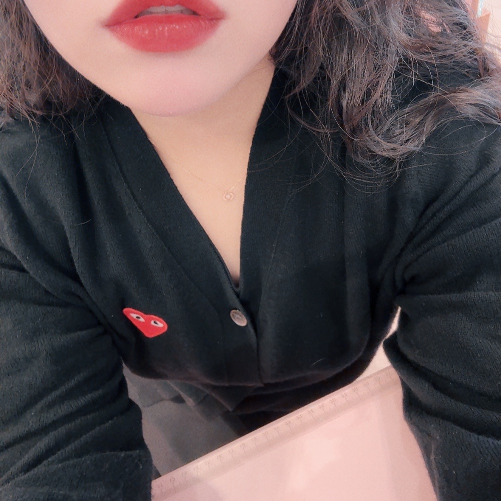 플레이 꼼데가르송 레드 하트 니트 가디건 블랙 착용 스타일