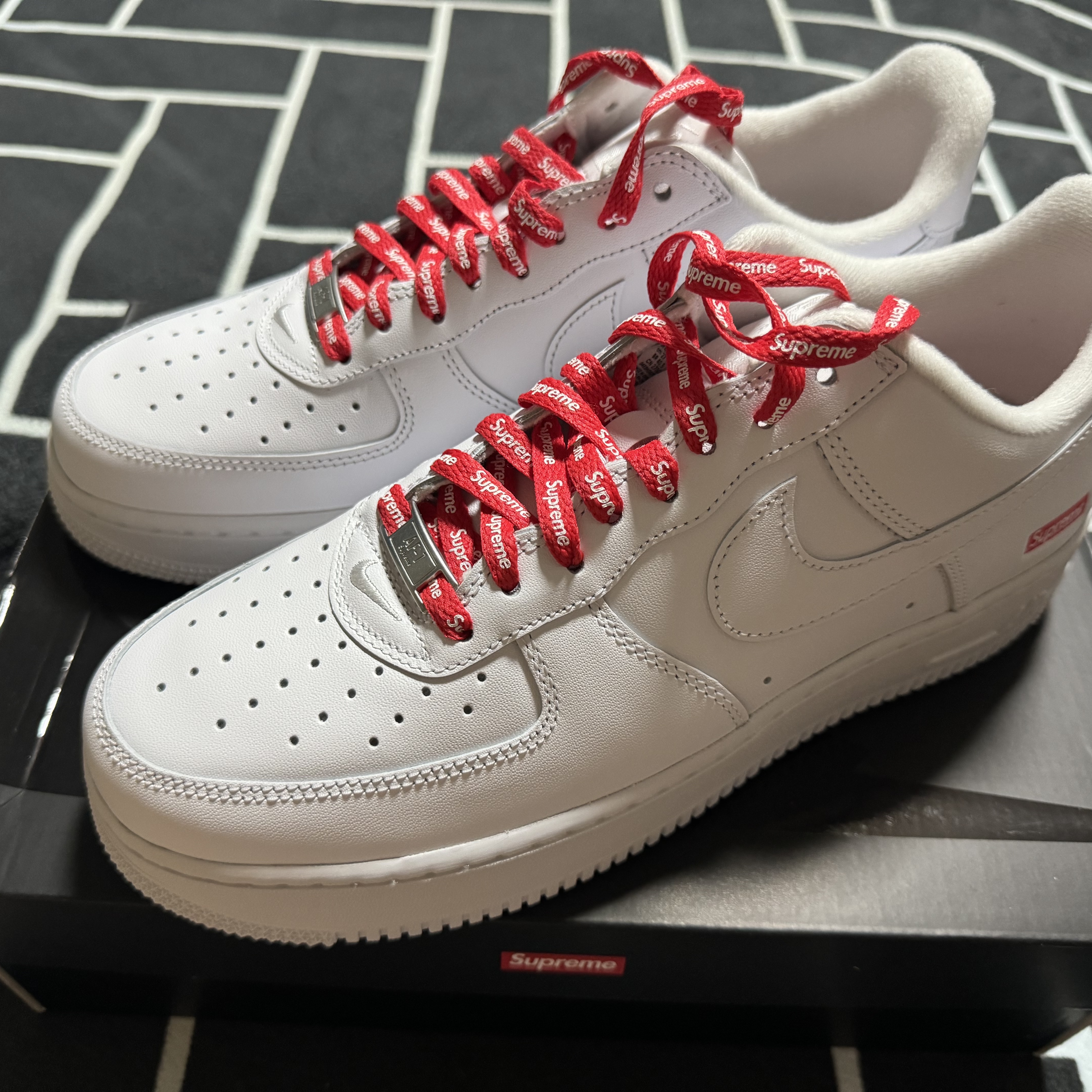 Nike x Supreme Air Force 1 Low White 착용 스타일 - 2