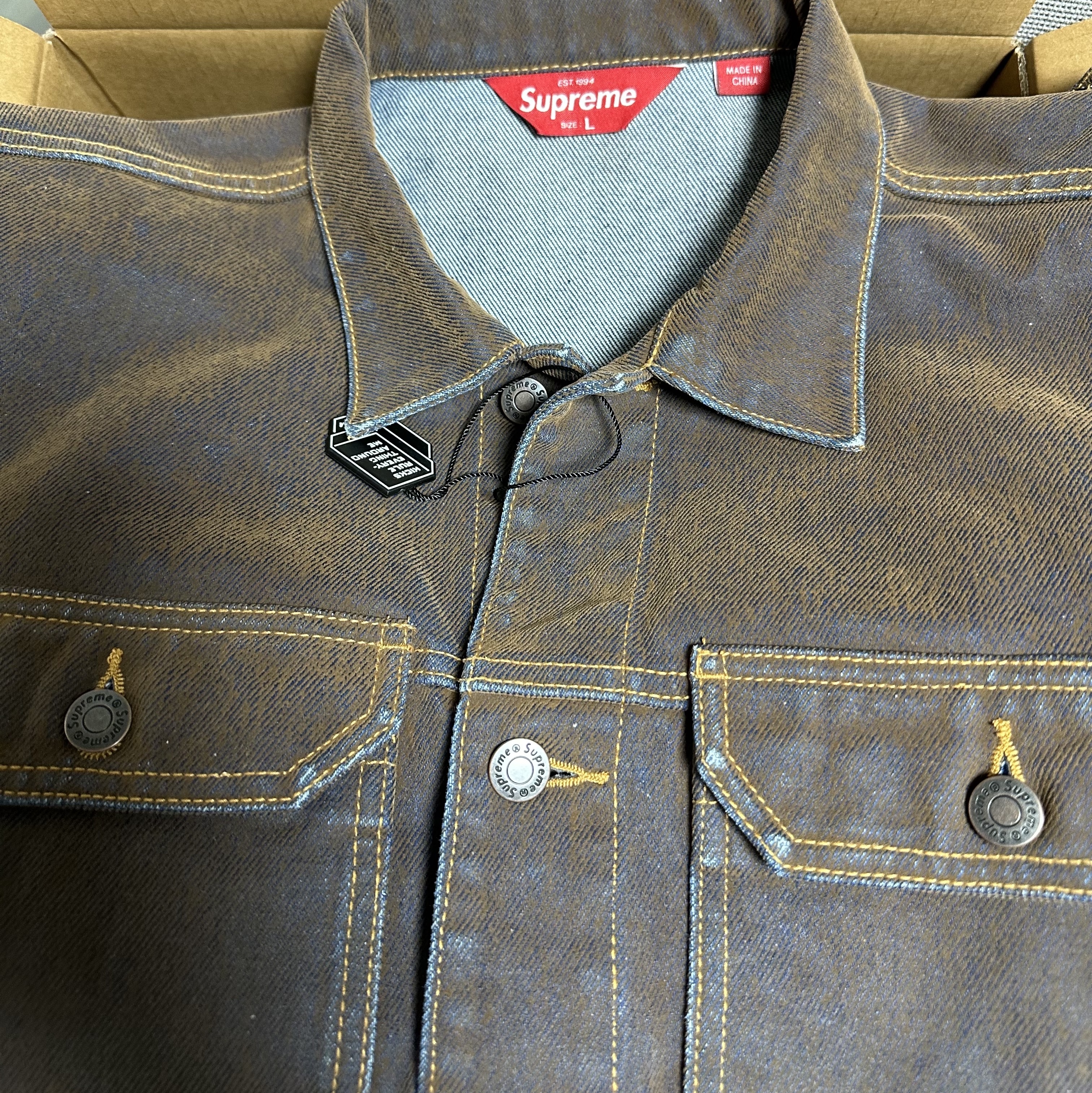 Supreme Flocked Denim Trucker Jacket Gold - 23SS 착용 스타일 - 1